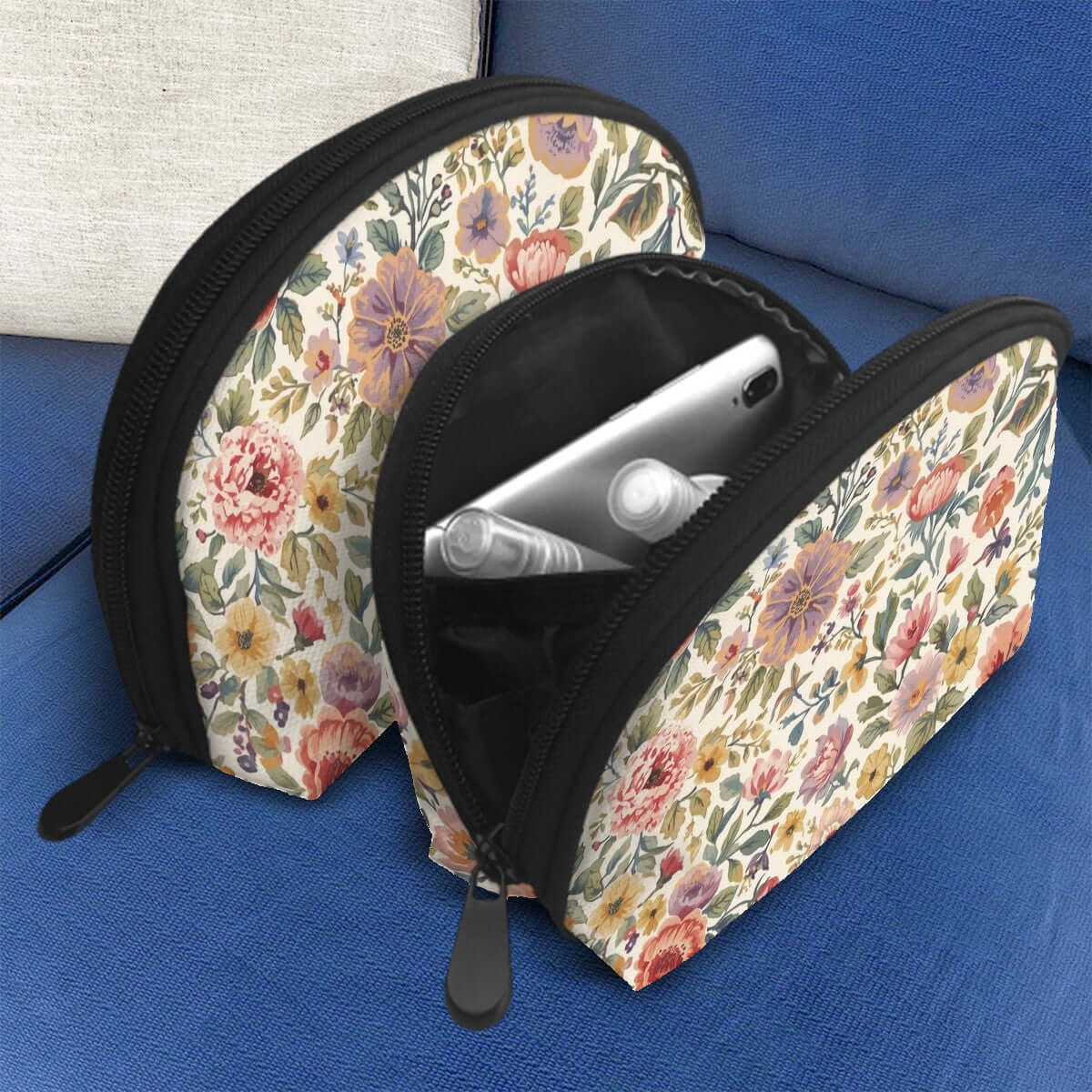 Blumig bedrucktes Aufbewahrungsbeutel-Set (2 Stück) aus Polyester mit Reißverschluss, zwei Größen für vielseitige Verwendung auf Sofa gezeigt.