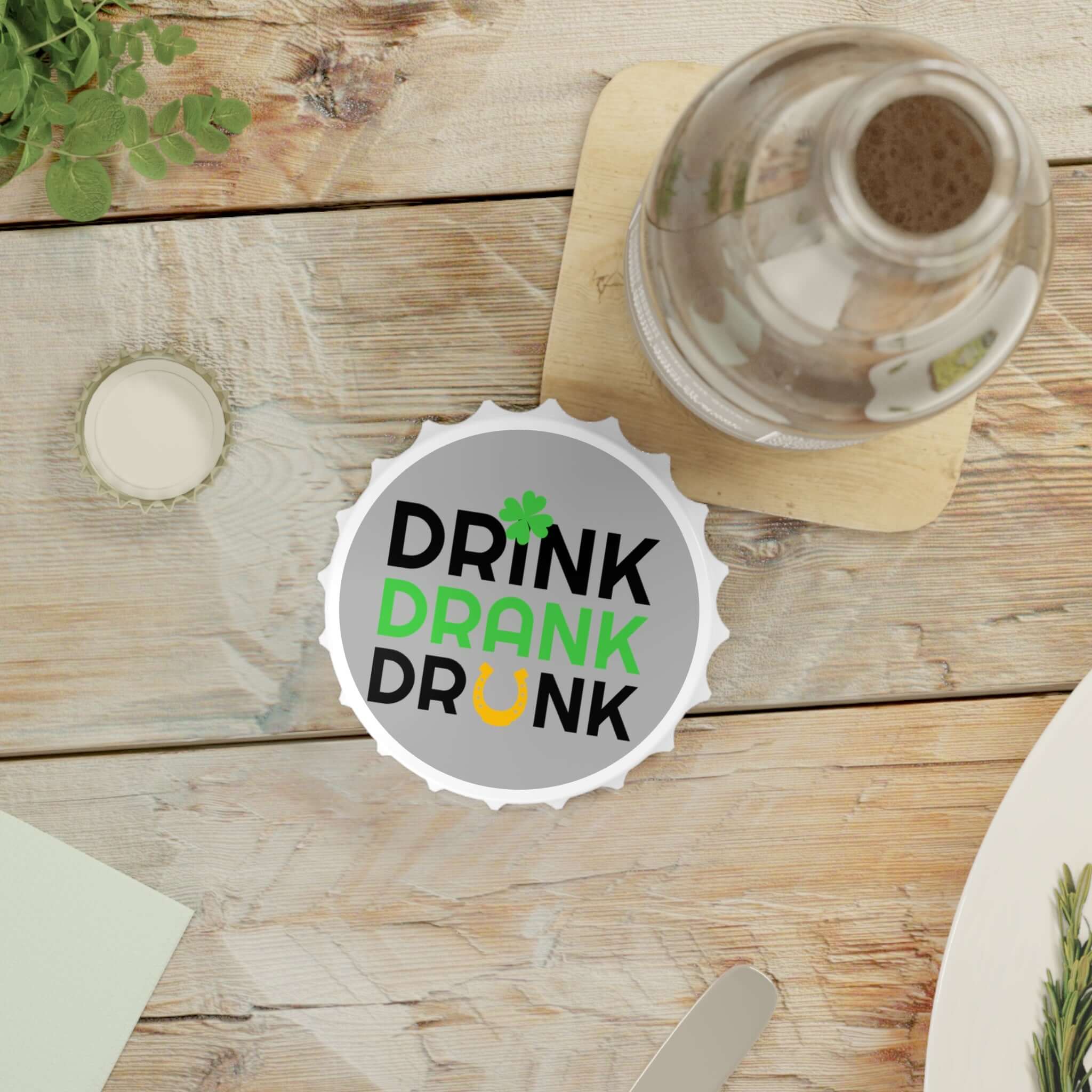 Drink Drank Drunk – St. Patrick’s Flaschenöffner Ein Flaschenöffner, der nicht nur praktisch ist, sondern auch die Stimmung hebt. Mit seinem witzigen „Drink Drank Drunk“-Design ist er das ideale Accessoire für St. Patrick’s Day und gesellige Abende. Desi