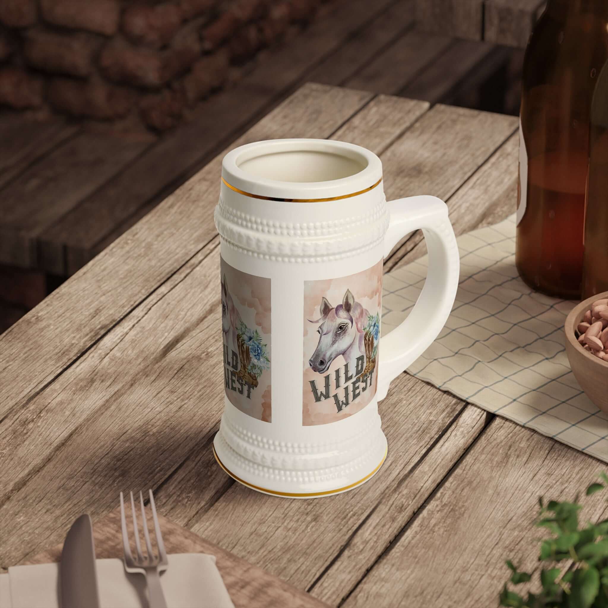 Bierkrug mit Pferdemotiv Ein Bierkrug, der nicht nur praktisch ist, sondern auch mit einem eleganten Pferdemotiv begeistert. Perfekt für Reitsport-Fans, Pferdeliebhaber oder als originelles Geschenk. Design: Stilvolles Pferdemotiv – dynamisch, edel und a