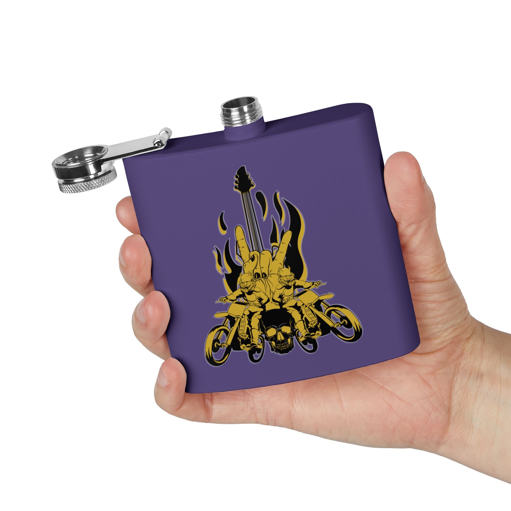 Edelstahl-Flachmann mit Rock 'n' Roll-Motiv Totenkopf- und Gitarren-Design      lila  in der Hand
