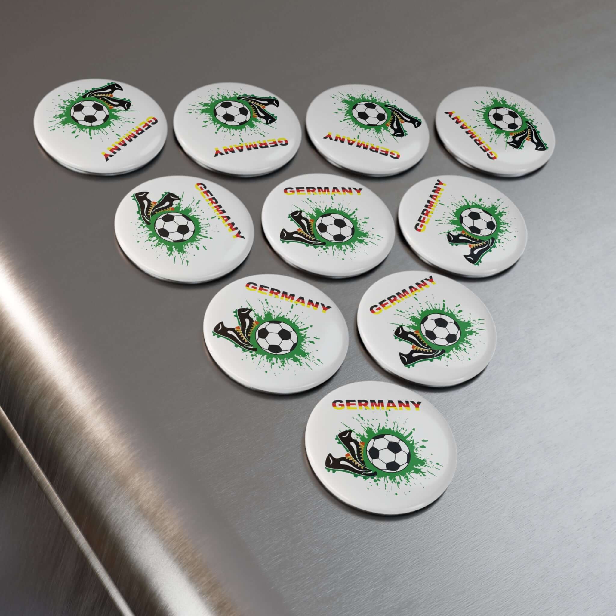 Deutschland-Fußball-Button-Magnet aus Porzellan auf Metalloberfläche, zeigt Fußballspieler in Aktion, 2,25 Zoll Durchmesser.