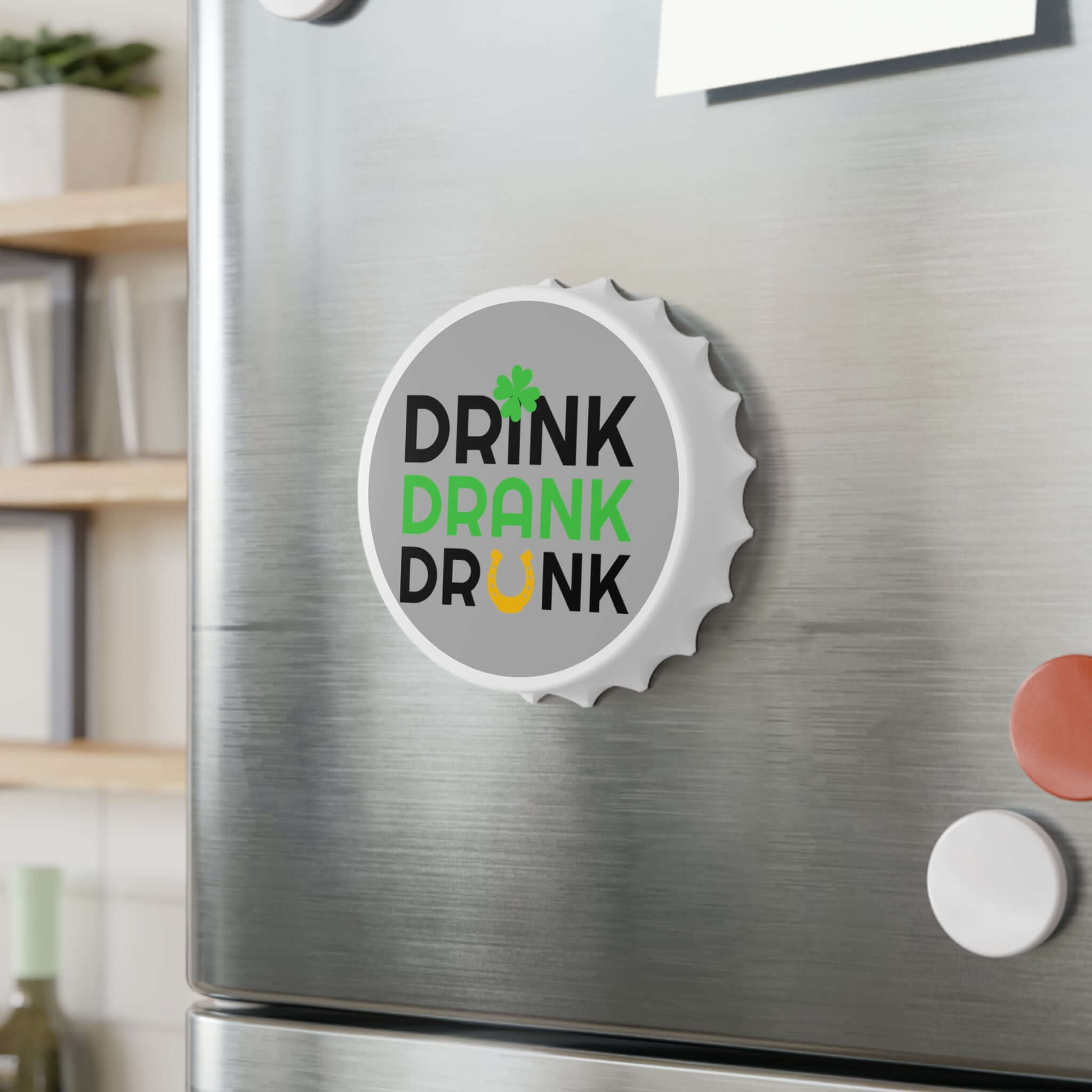 Drink Drank Drunk – St. Patrick’s Flaschenöffner Ein Flaschenöffner, der nicht nur praktisch ist, sondern auch die Stimmung hebt. Mit seinem witzigen „Drink Drank Drunk“-Design ist er das ideale Accessoire für St. Patrick’s Day und gesellige Abende. Desi