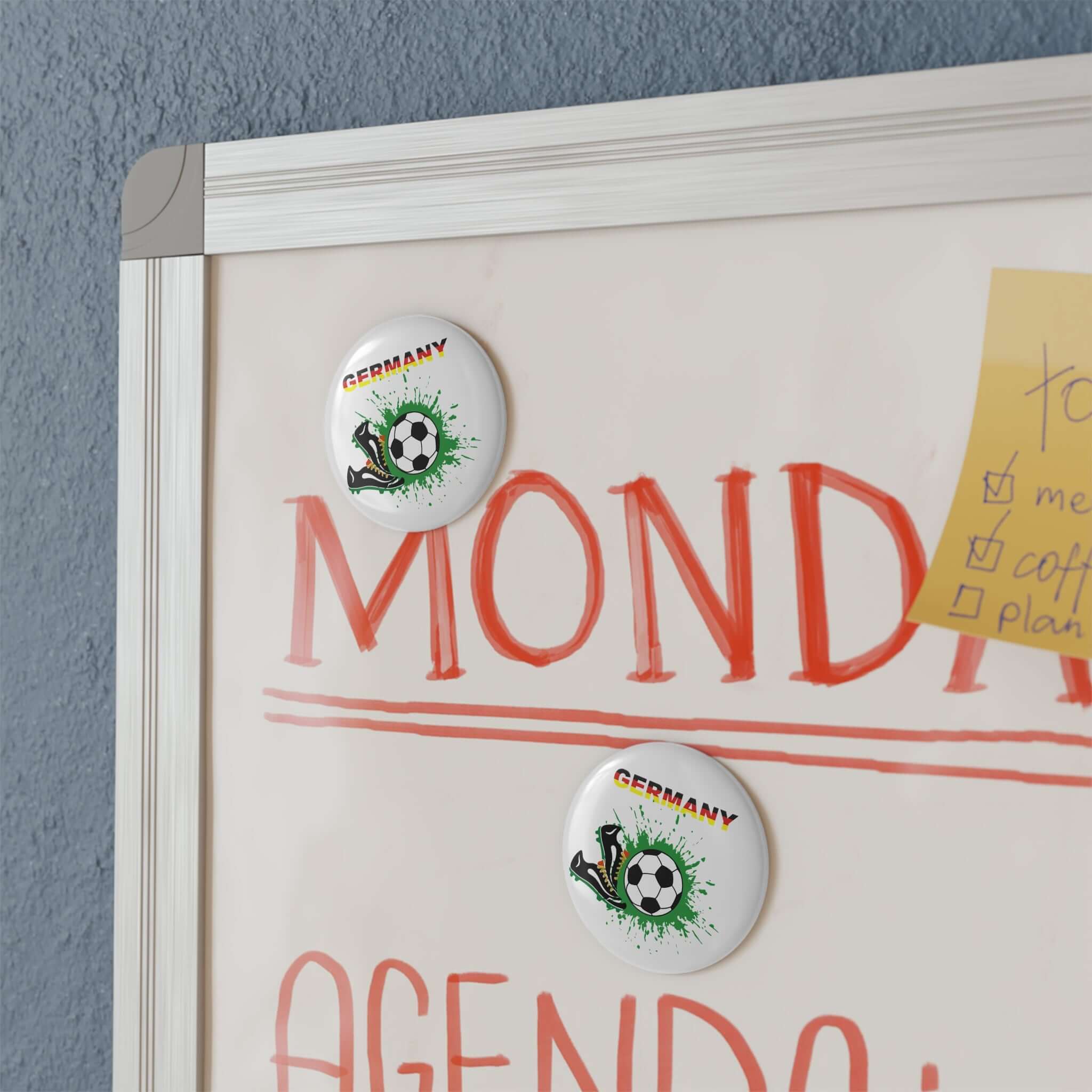 Deutschland-Fußball-Button-Magnet mit Porzellan Magnet Design auf einem Whiteboard in Büroumgebung