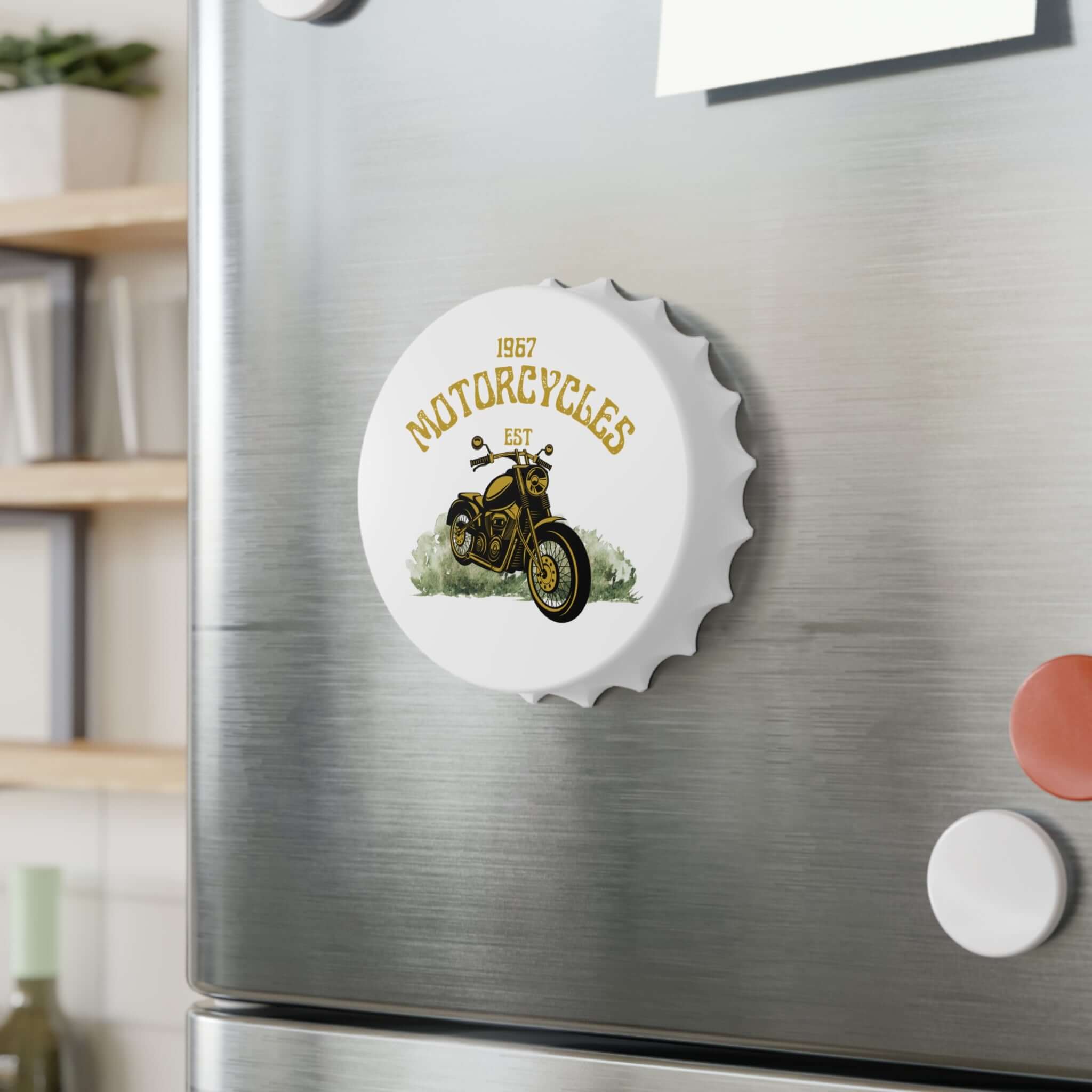 Motorrad-Flaschenöffner mit ein Design Ein Flaschenöffner, der nicht nur praktisch ist, sondern auch den Spirit der 60er-Jahre einfängt. Mit seinem Motorrad-Design im Vintage-Stil von 1967 wird er zum kultigen Accessoire für Sammler und