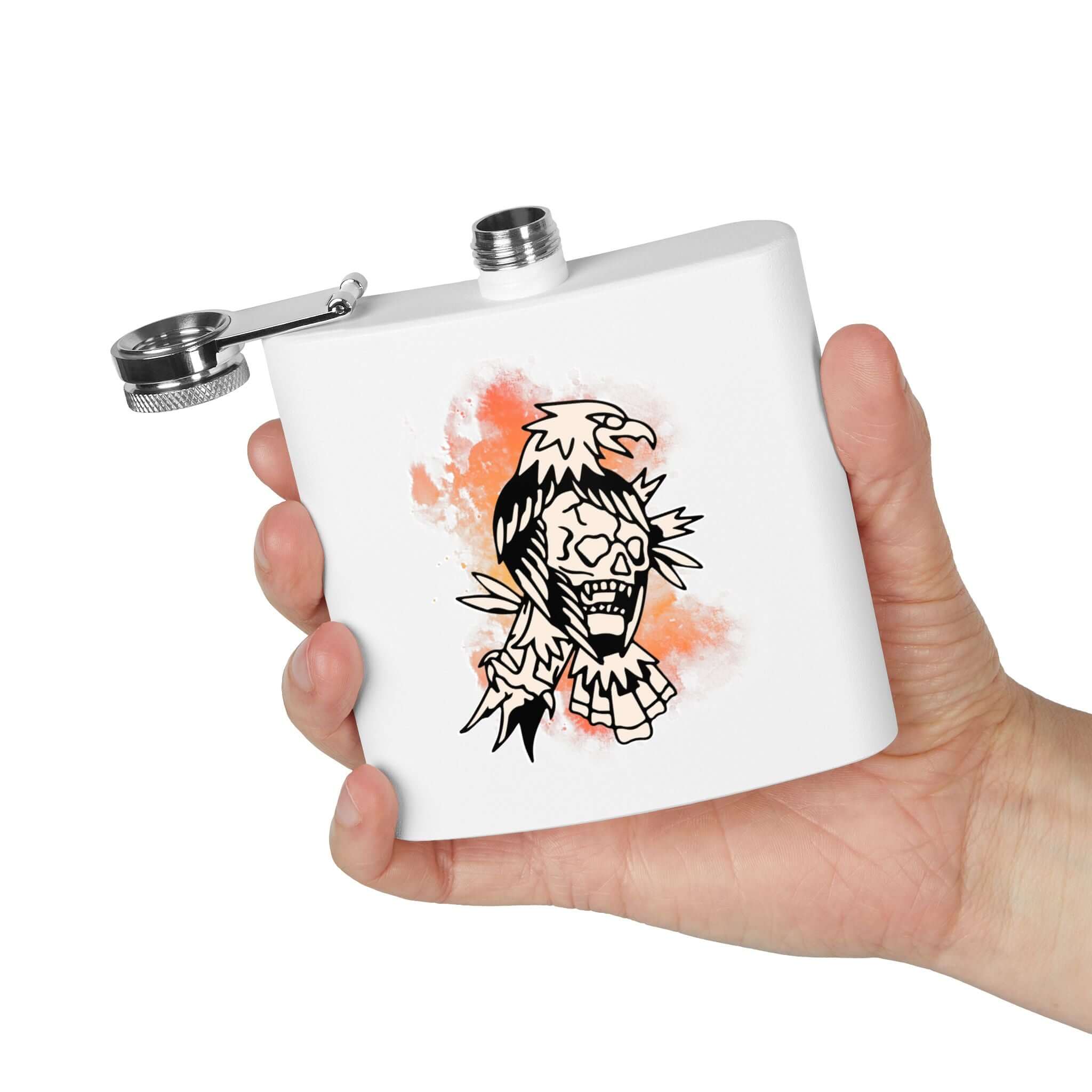 Edelstahl-Flachmann mit Totenkopf-Design in einer Hand gehalten, ideal für Outdoor-Abenteuer und stilvolle Treffen.