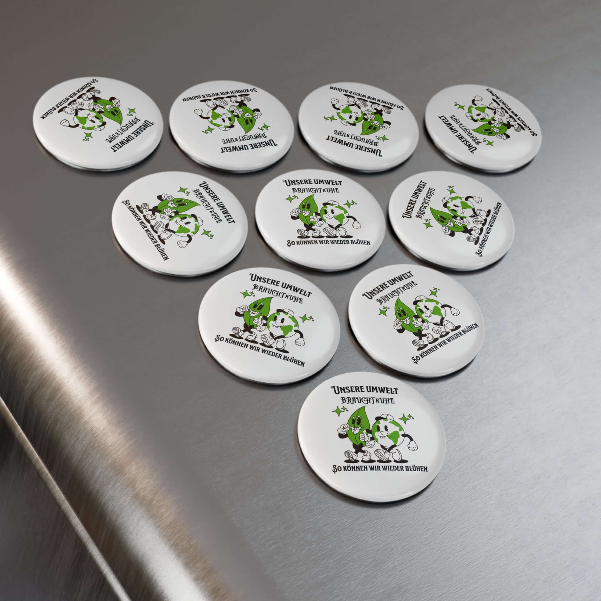 Runder Öko-Magnet – Teamgeschenk auf Metallfläche, Porzellan Magnet mit Öko-Motiv in handgezeichneter Silhouette.