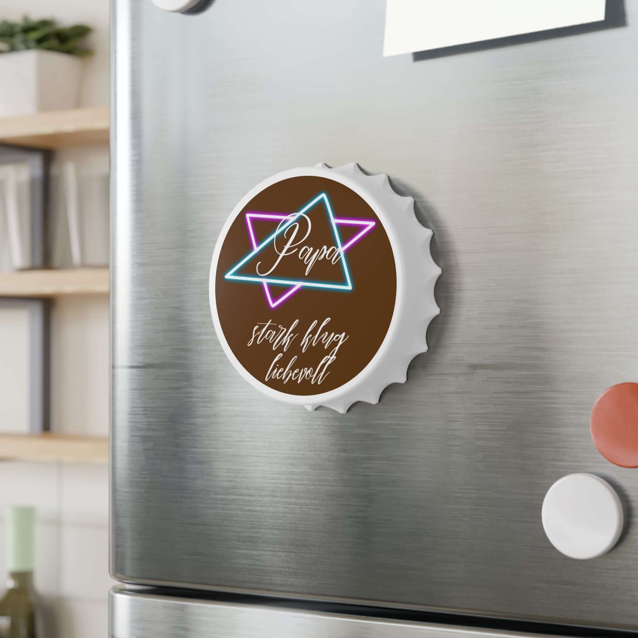 Flaschenöffner mit der Aufschrift „Papa“ Ein Flaschenöffner, der nicht nur praktisch ist, sondern auch eine liebevolle Botschaft trägt. Mit der Aufschrift „Papa“ wird er zum perfekten Geschenk für Väter – funktional und zugleich persönlich. Design: Schli