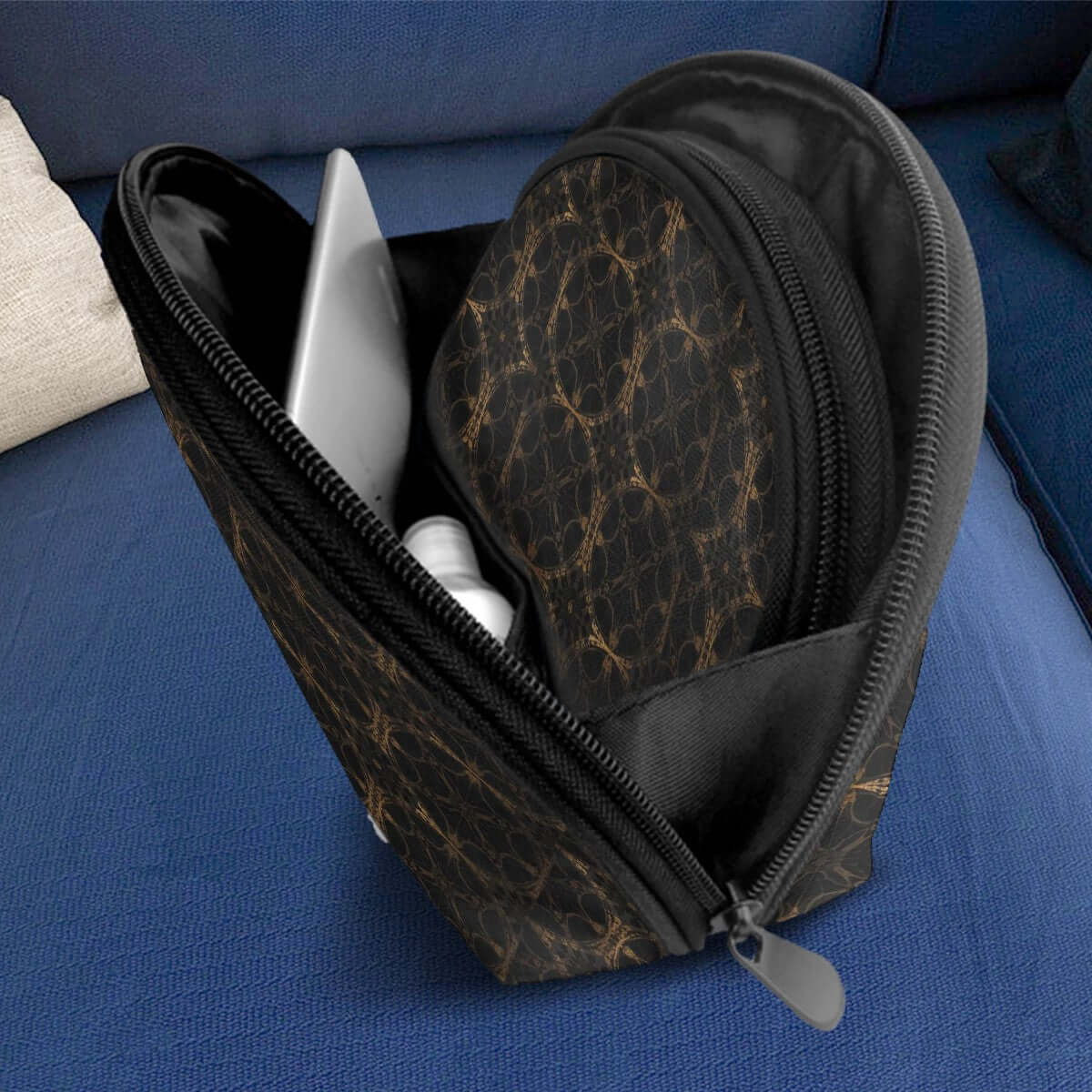 Aufbewahrungsbeutel-Set (2 Stück) aus Polyester, einseitig bedruckt, mit Reißverschluss, auf einem Sofa geöffnet, zeigt große Kapazität.