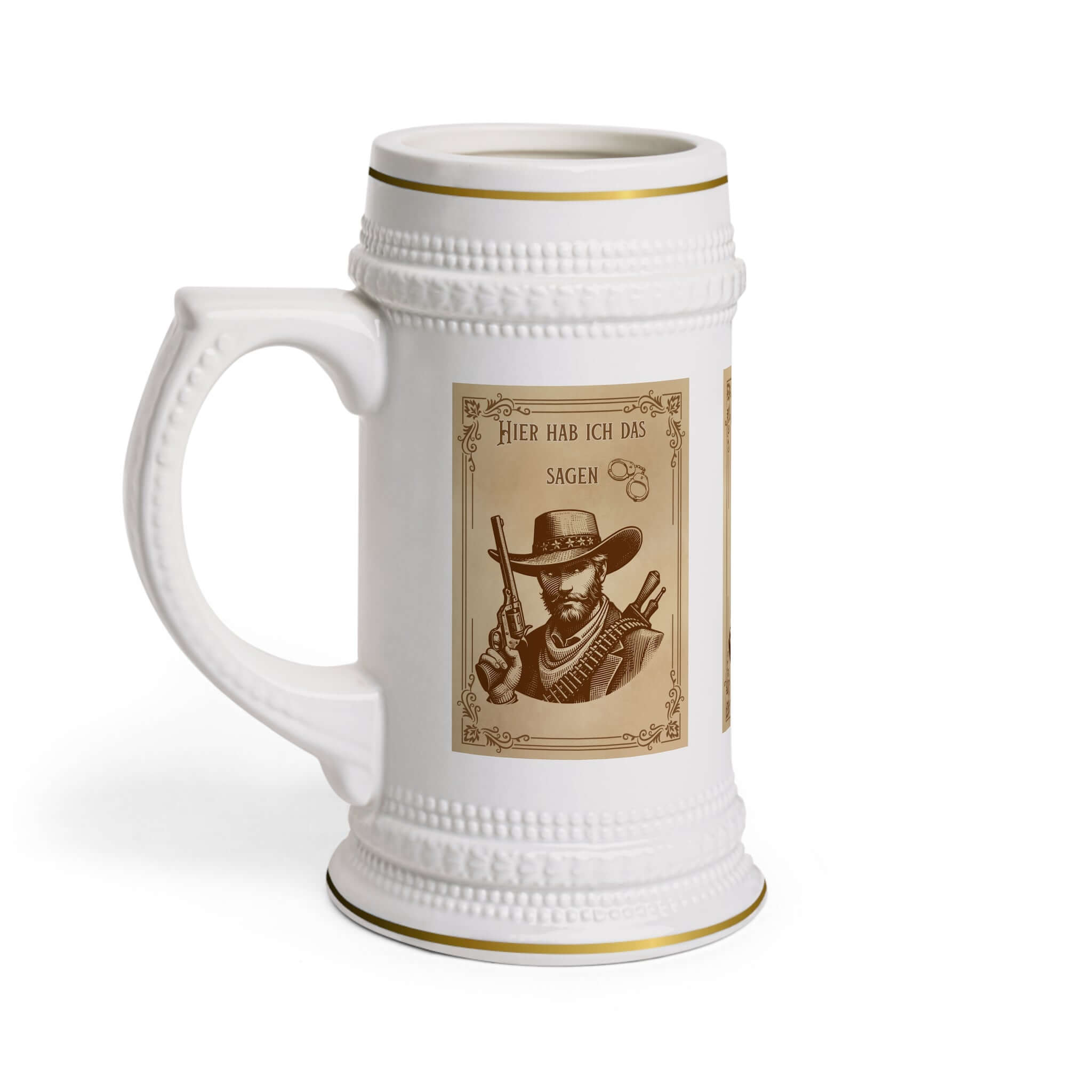Bierkrug – „Hier hab ich das sagen“ Ein Bierkrug, der nicht nur praktisch ist, sondern auch eine klare Botschaft vermittelt. Mit dem Spruch „Hier hab ich das sagen“ wird er zum humorvollen Accessoire und idealen Geschenk für selbstbewusste Bierliebhaber.