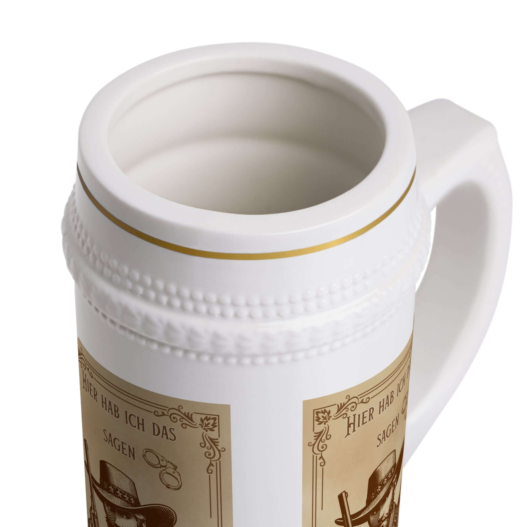 Bierkrug – „Hier hab ich das sagen“ Ein Bierkrug, der nicht nur praktisch ist, sondern auch eine klare Botschaft vermittelt. Mit dem Spruch „Hier hab ich das sagen“ wird er zum humorvollen Accessoire und idealen Geschenk für selbstbewusste Bierliebhaber.