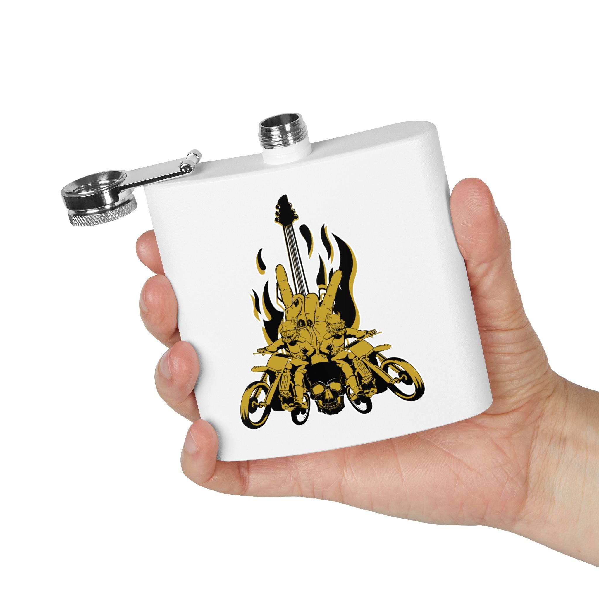 Edelstahl-Flachmann mit Rock 'n' Roll-Motiv Totenkopf- und Gitarren-Design weiß in der Hand