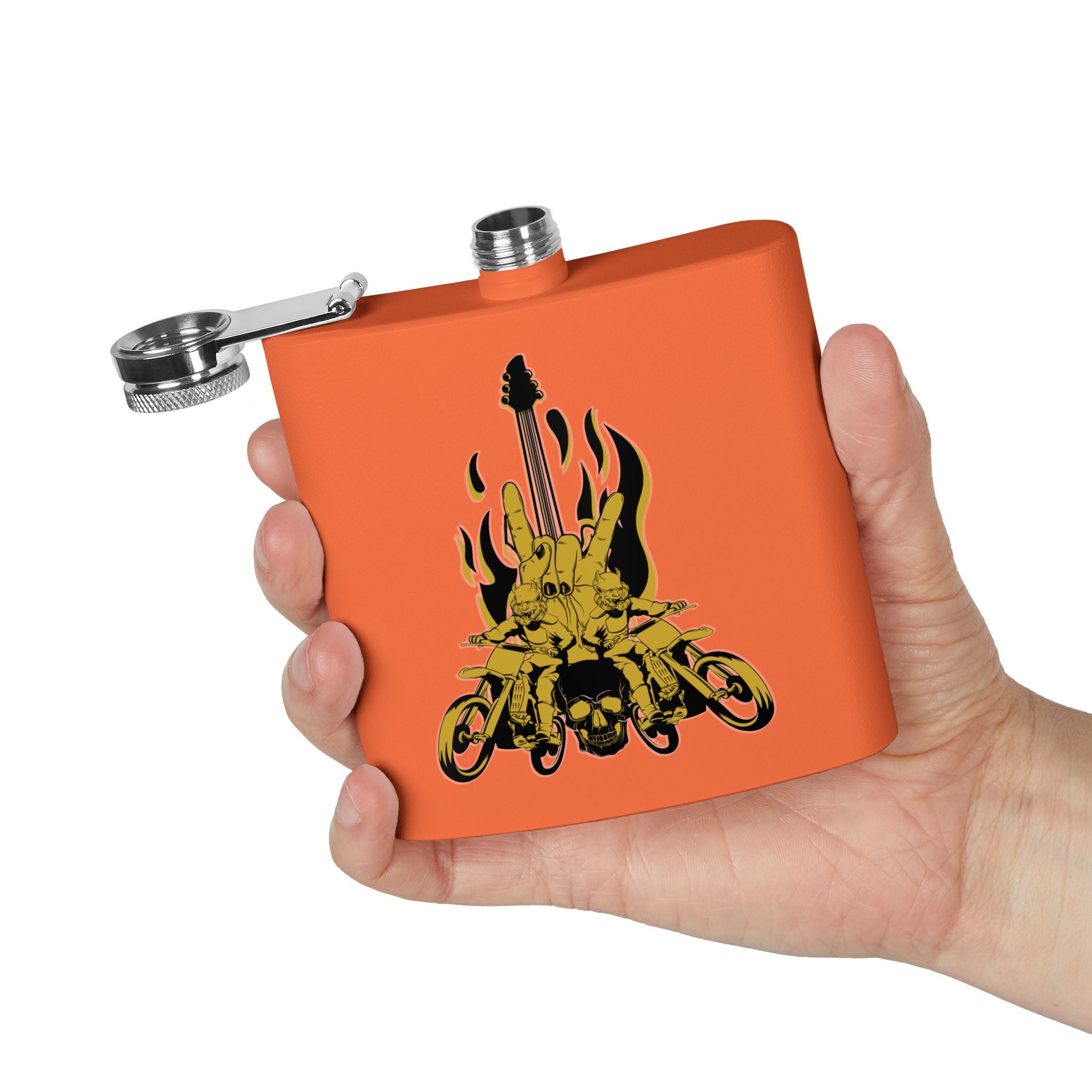 Edelstahl-Flachmann mit Rock 'n' Roll-Motiv Totenkopf- und Gitarren-Design  orange  in der Hand