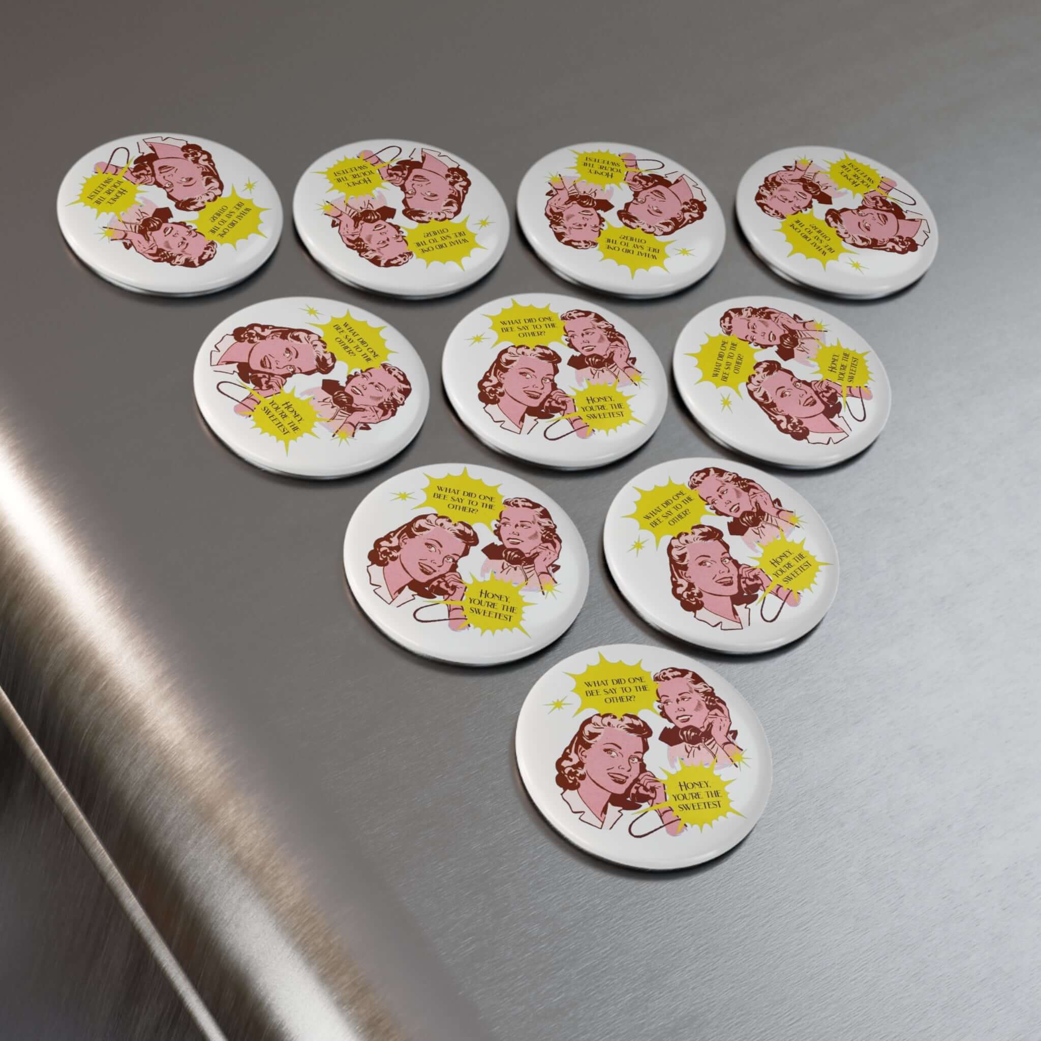 Details für Runder Knopfmagnet mit ein Comic Design