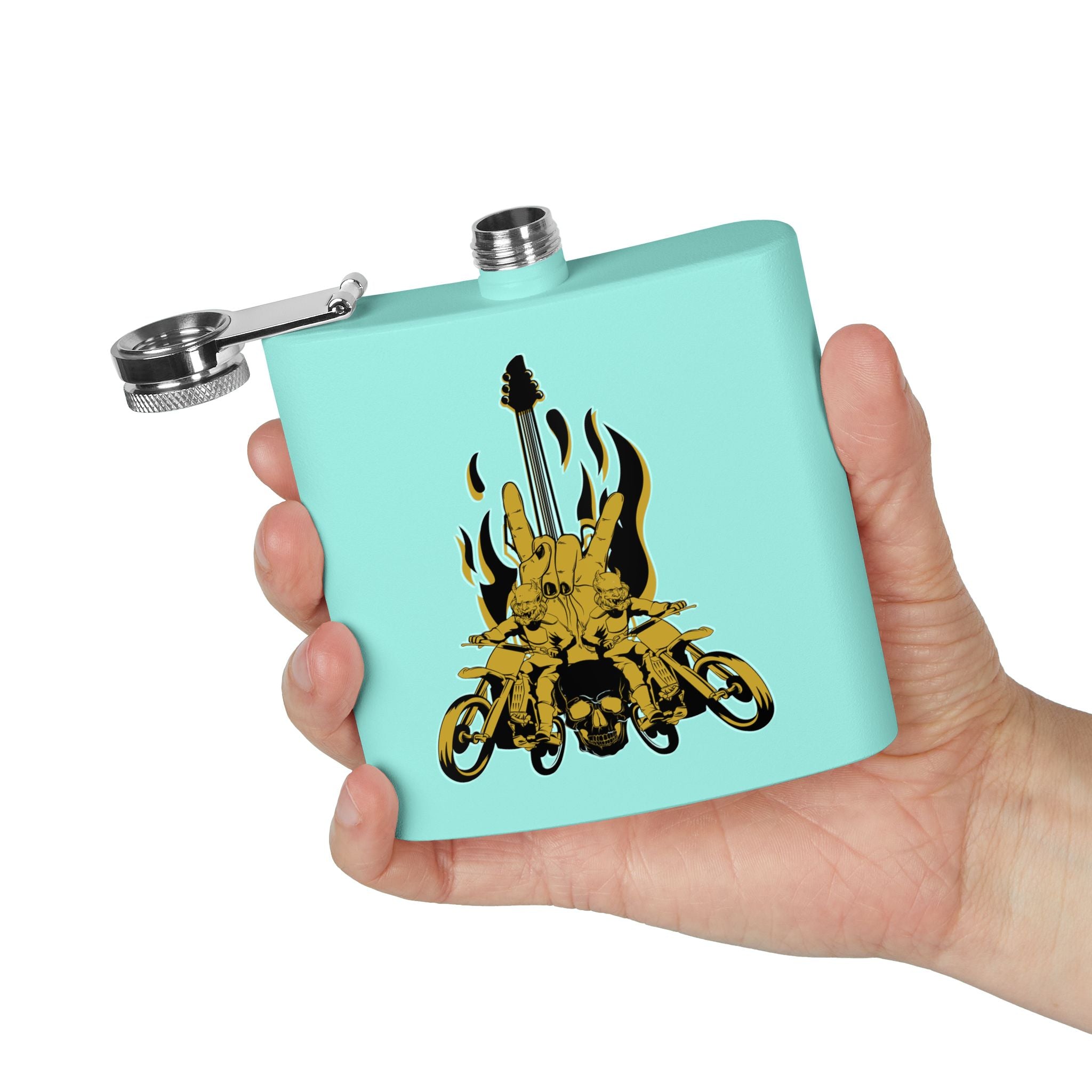 Edelstahl-Flachmann mit Rock 'n' Roll-Motiv Totenkopf- und Gitarren-Design    türkis in der Hand
