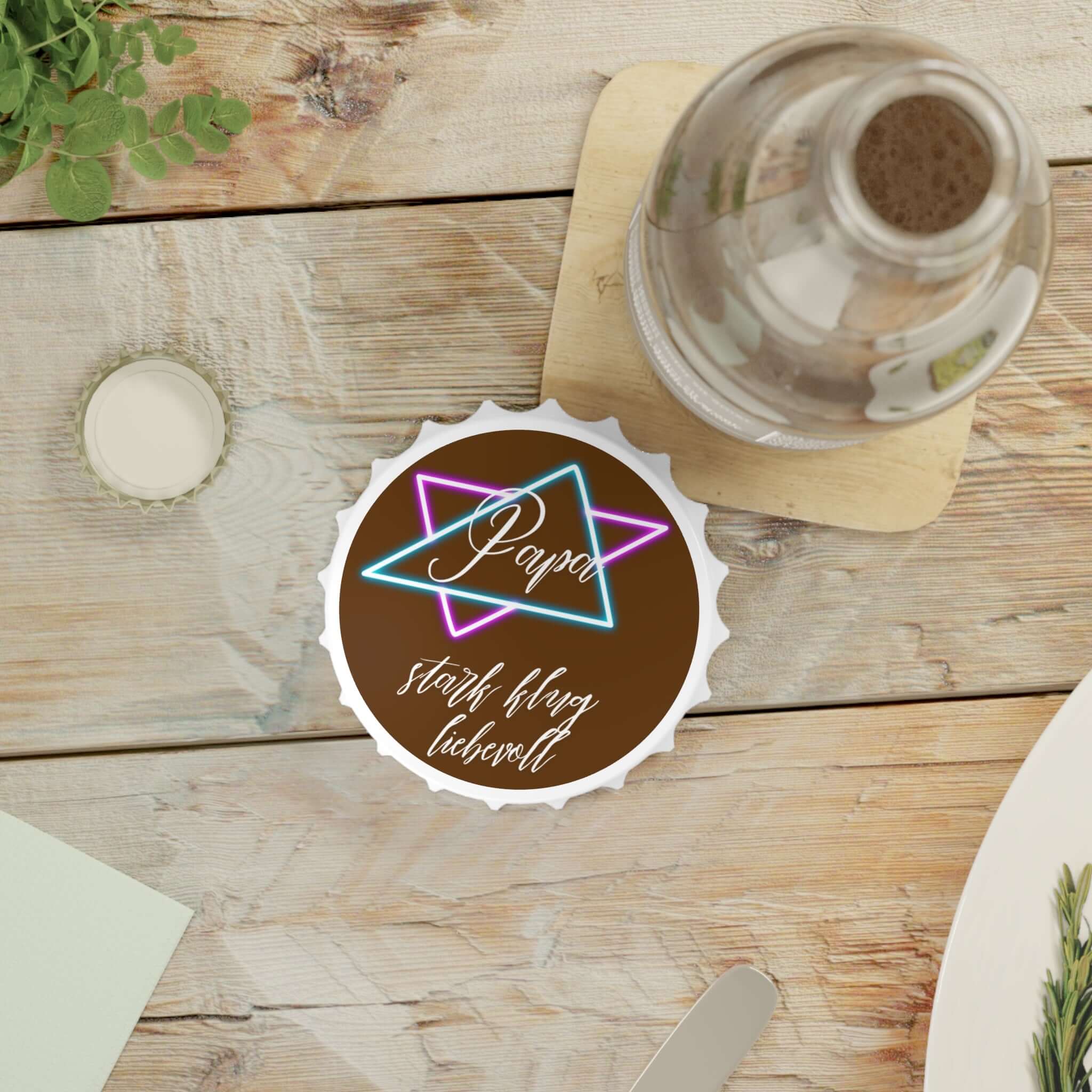 Flaschenöffner mit der Aufschrift „Papa“ Ein Flaschenöffner, der nicht nur praktisch ist, sondern auch eine liebevolle Botschaft trägt. Mit der Aufschrift „Papa“ wird er zum perfekten Geschenk für Väter – funktional und zugleich persönlich. Design: Schli