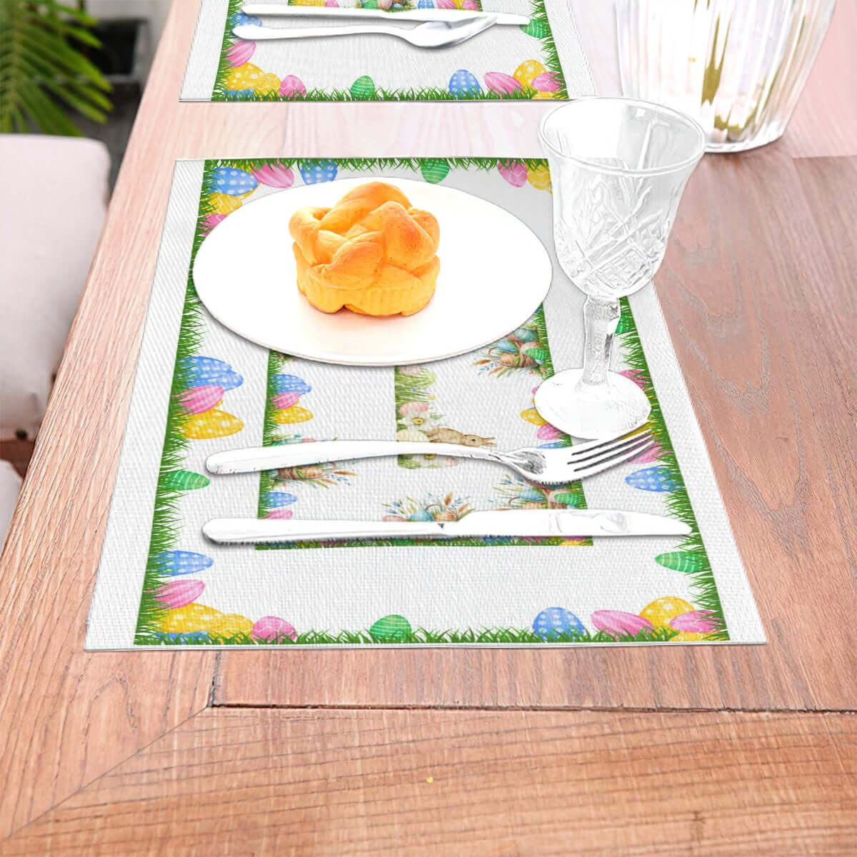 Details für Tischset aus gewebtem PVC ansehen, abgebildet auf einem Holztisch mit Teller und Glas, hitzebeständig und rutschfest.