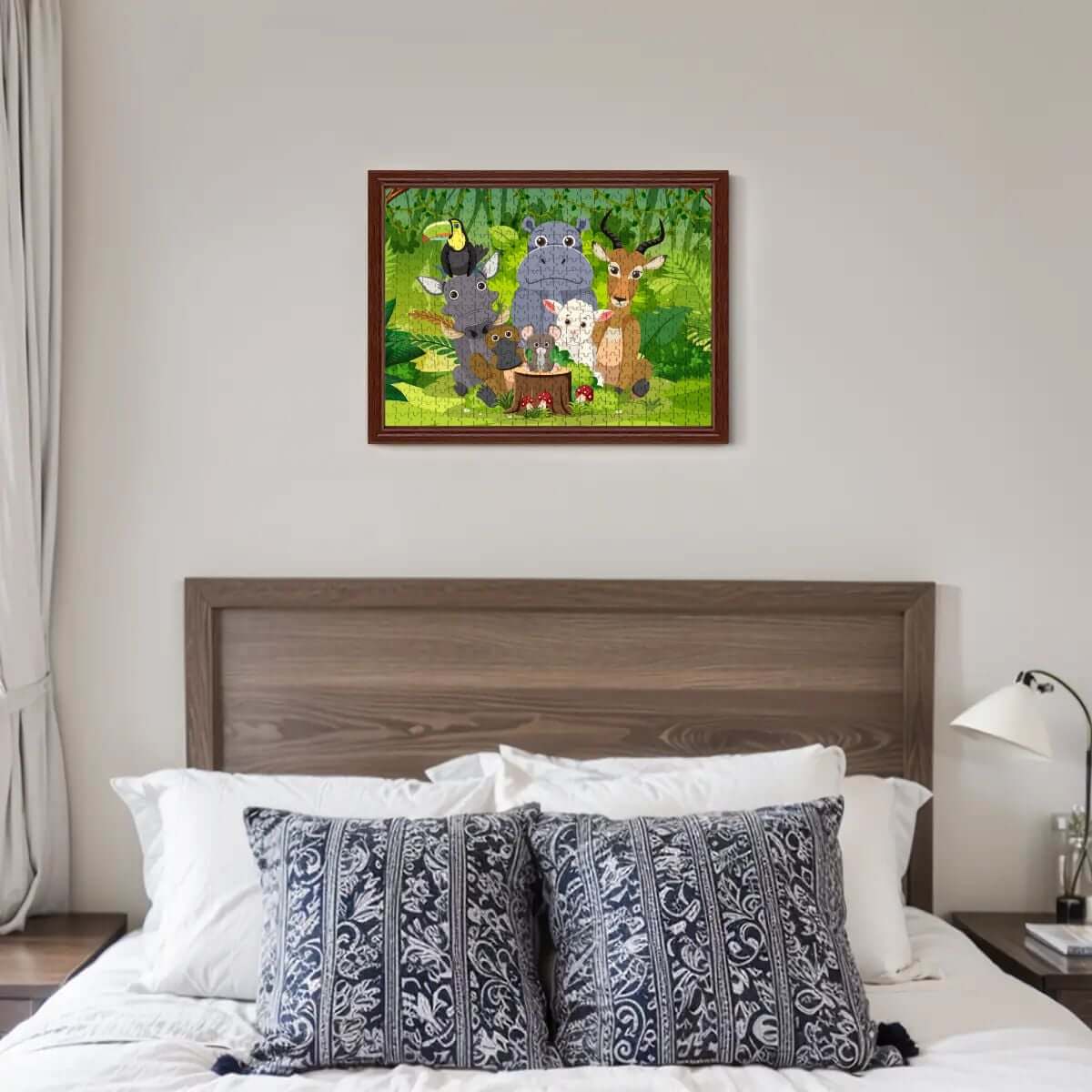 500-teiliges Holzpuzzle (horizontal) mit Tieren im Wald, Wandbild über einem Bett.