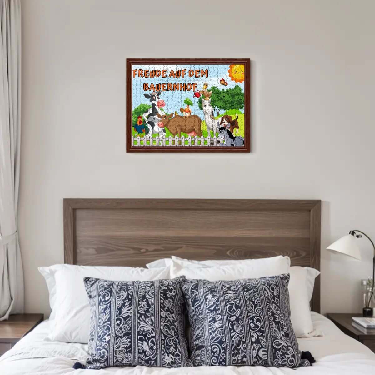 500-teiliges Holzpuzzle (horizontal) mit Bauernhofmotiv an einer Wand über einem Bett