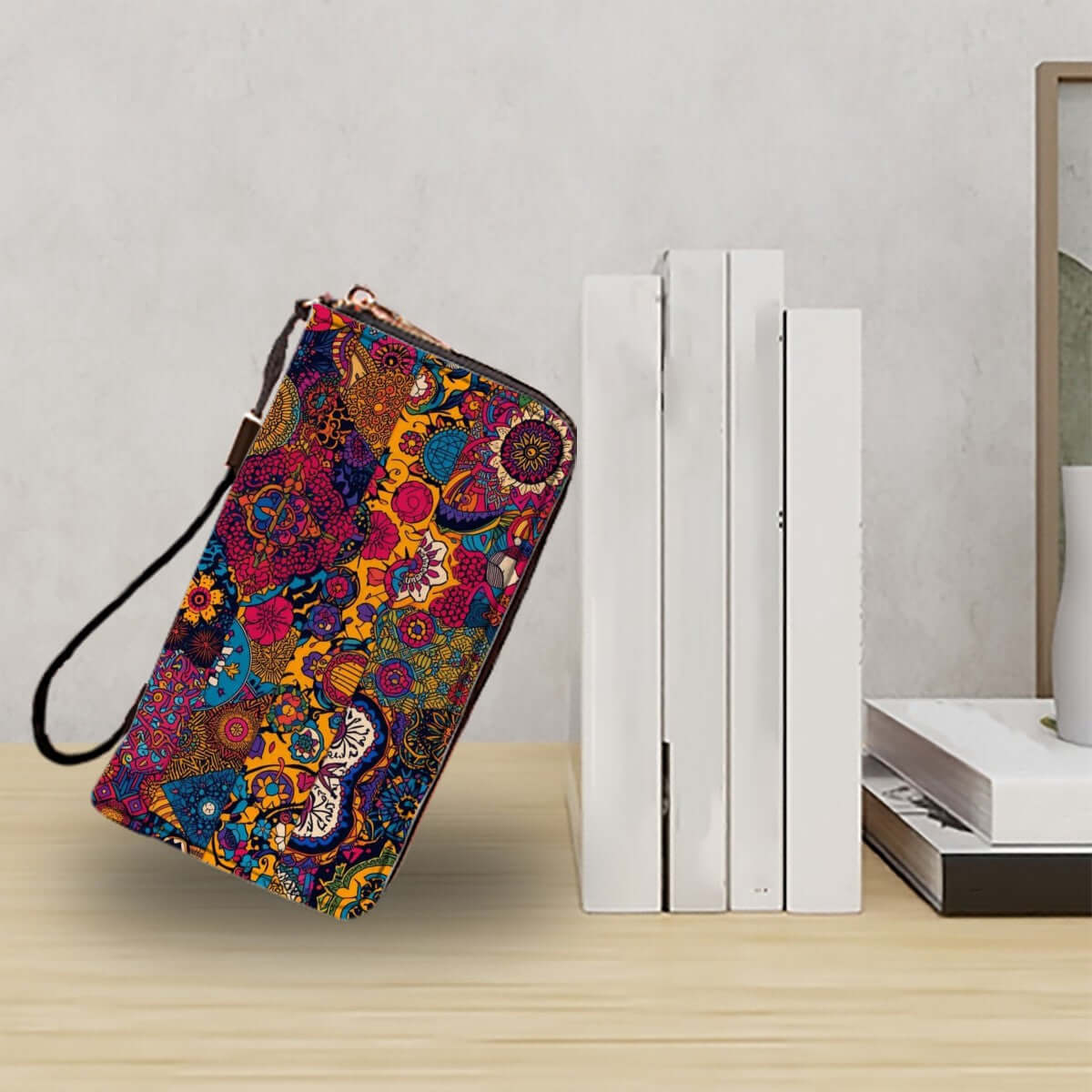 Clutch-Geldbörse für Damen aus hochwertigem PU mit buntem Muster, doppelseitiger UV-Druck, große Kapazität, auf Stehtisch gestellt.