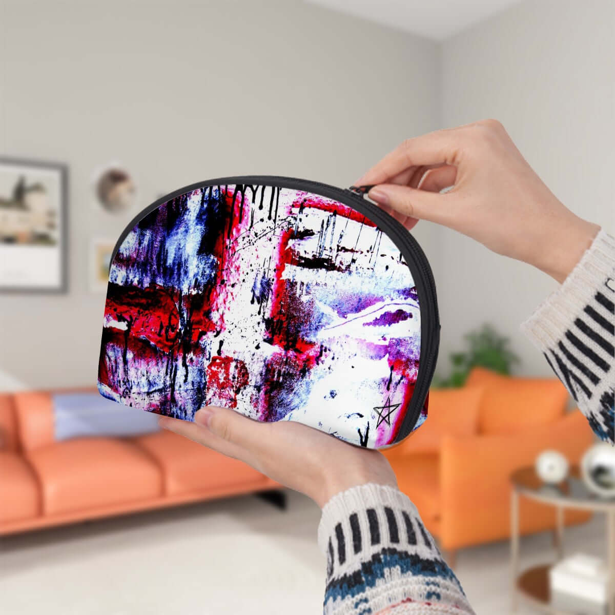 Person holding Aufbewahrungsbeutel-Set in hand, showcasing vibrant sublimated design and spacious interior. Details für Aufbewahrungsbeutel-Set ansehen.
