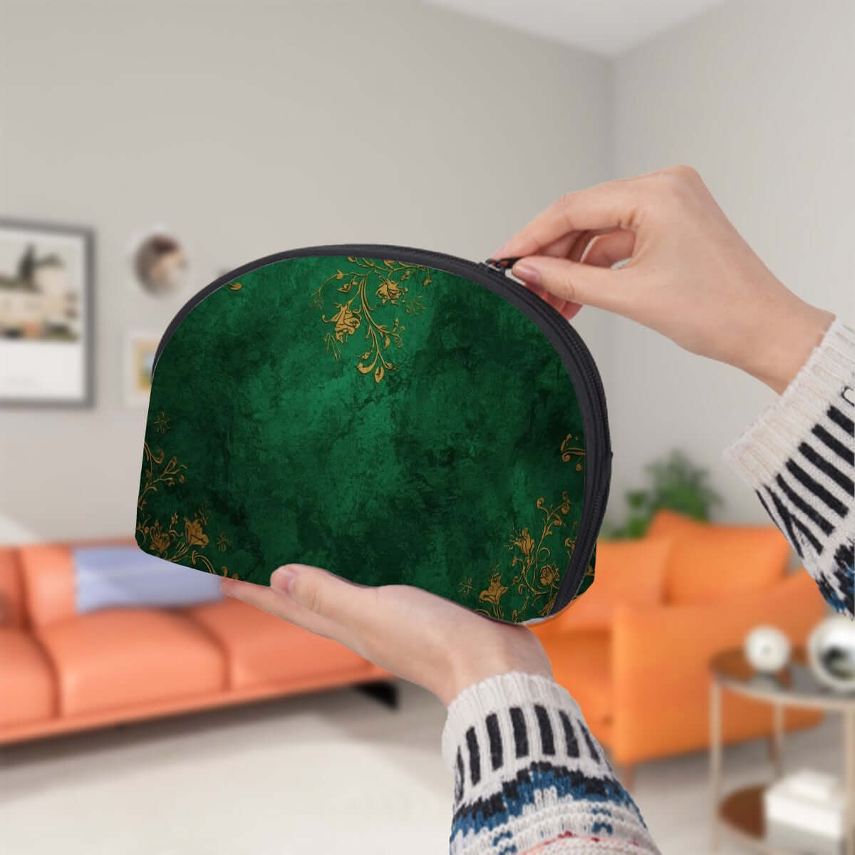 Person hält Aufbewahrungsbeutel-Set (2 Stück) aus Polyester mit grünem, gemustertem Design, große Größe, im Wohnzimmer