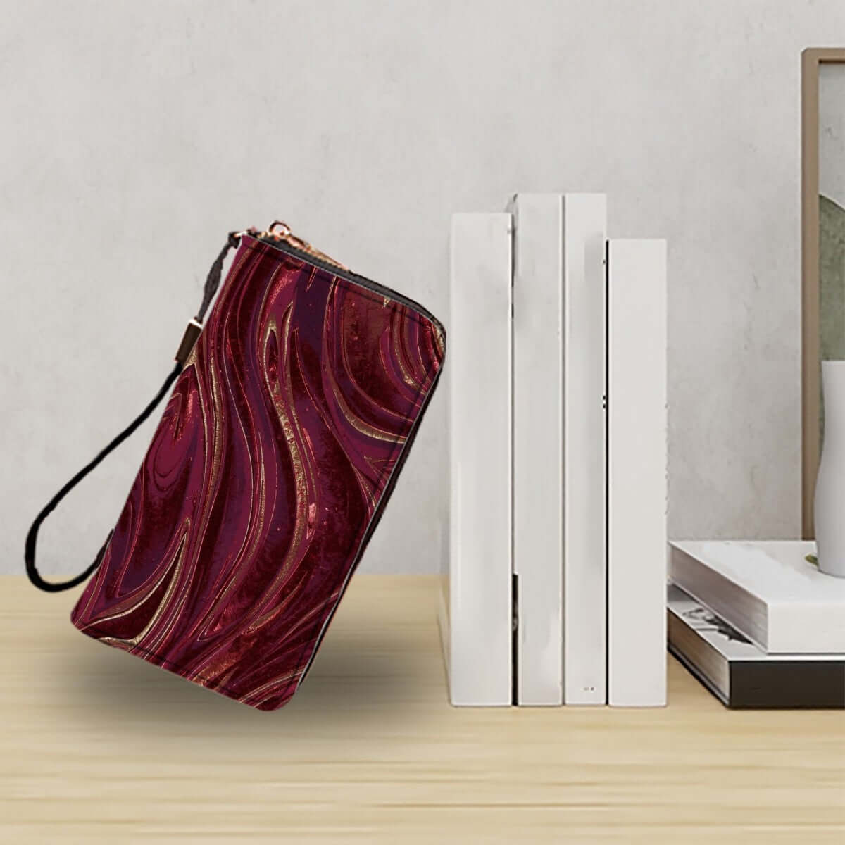 Clutch-Geldbörse für Damen aus PU mit elegantem Design, doppelseitiger UV-Druck, Teil des Aufbewahrungsbeutel-Set (2 Stück) auf Tisch