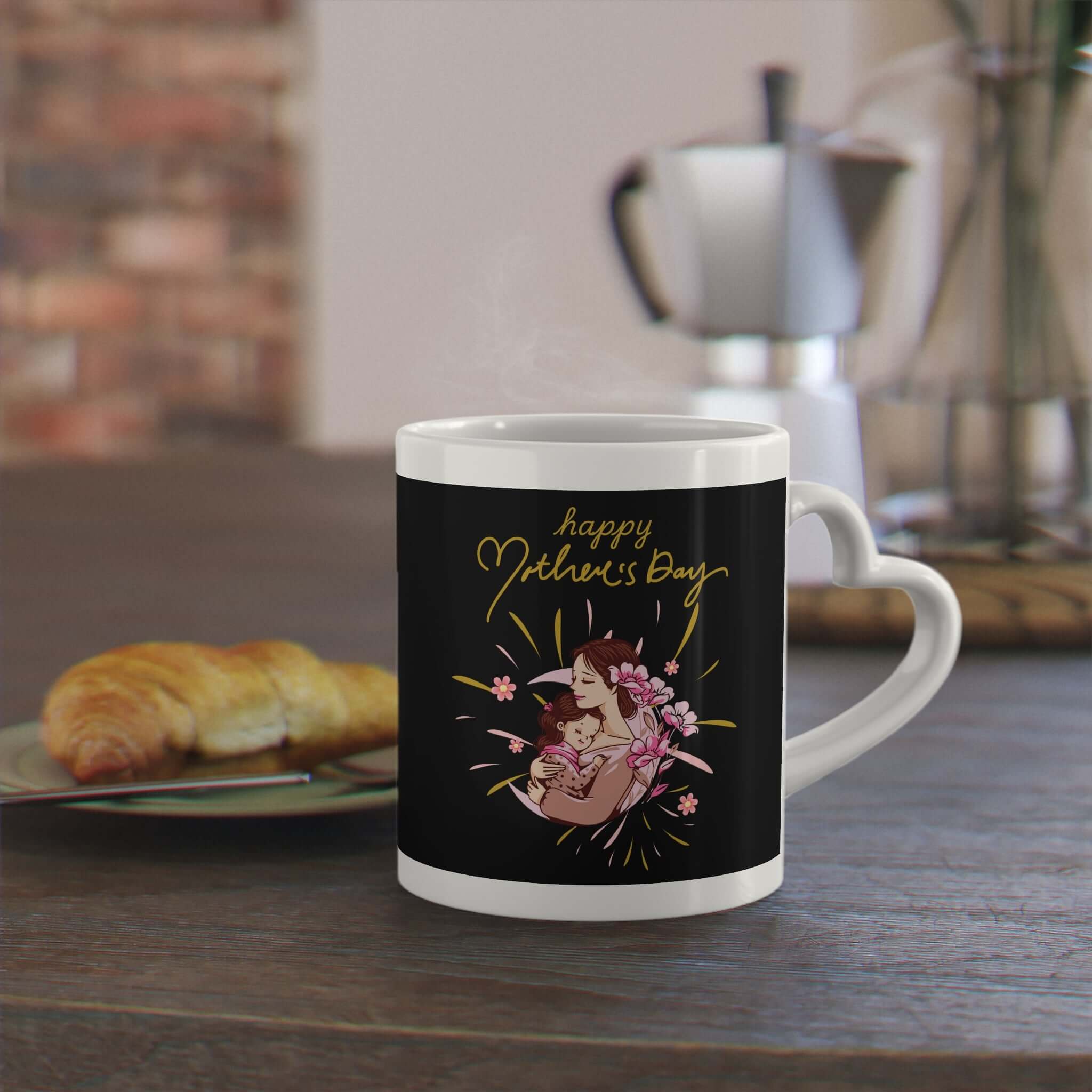 Herzförmige Henkeltasse mit ein Liebesmotiv zeigt Happy Mother&