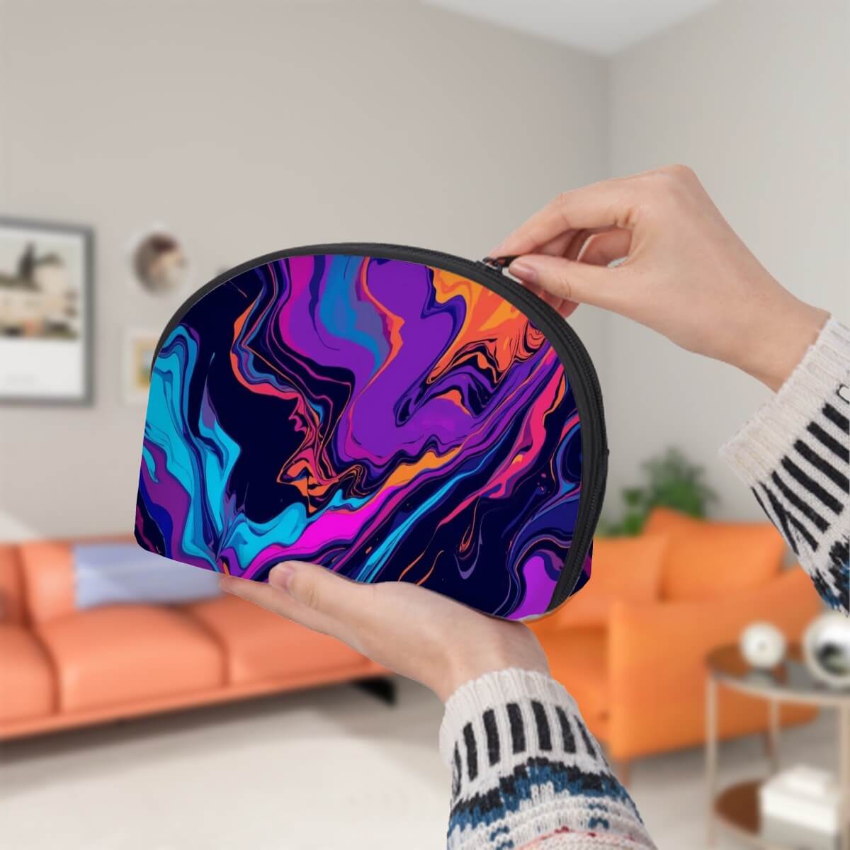 Hände halten Aufbewahrungsbeutel-Set mit abstraktem Design in modernem Wohnzimmer, Details für Aufbewahrungsbeutel-Set ansehen