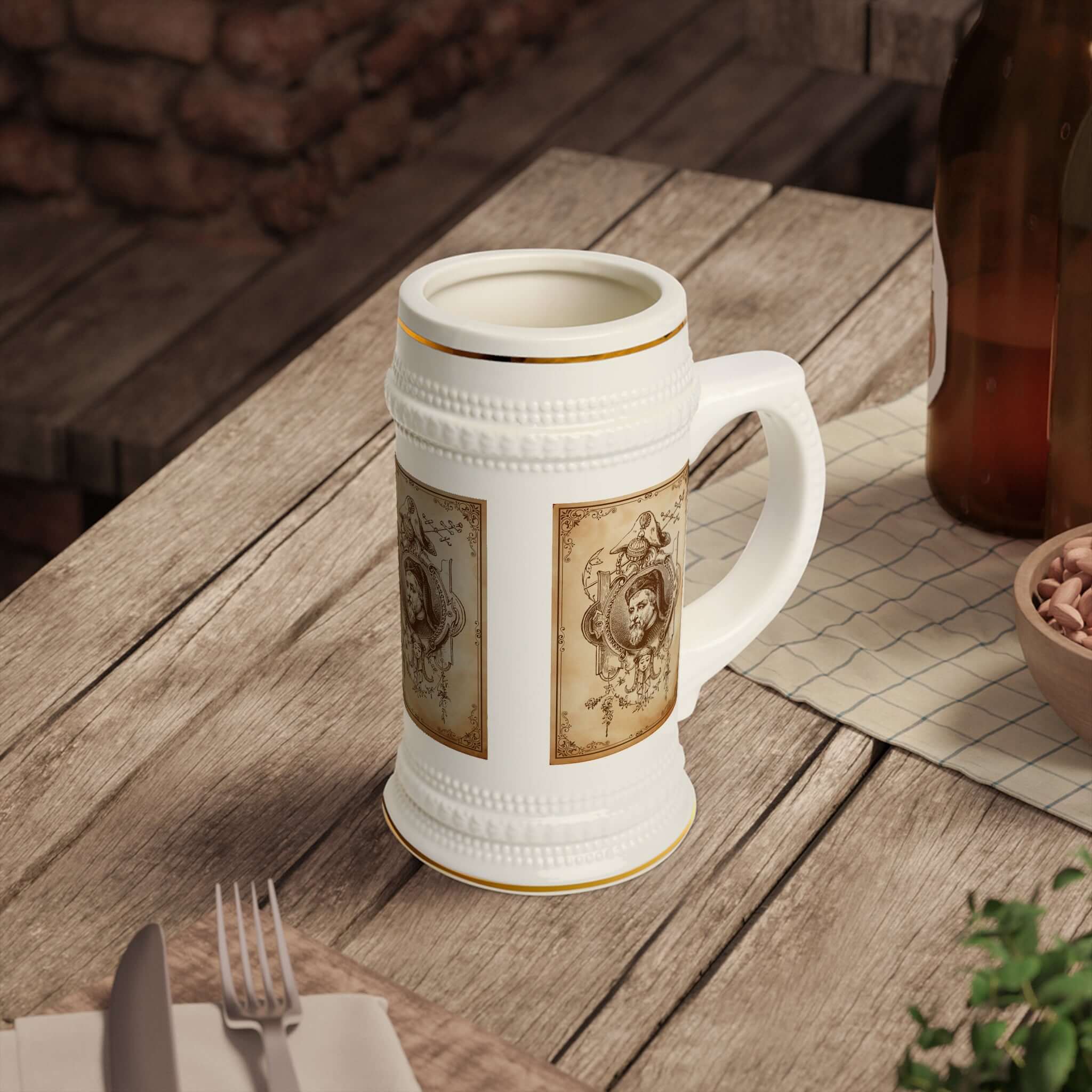 Bierkrug mit Porträtmotiv – Antikes Sepia-Gentleman-Design Ein Bierkrug, der Geschichte erzählt und Eleganz ausstrahlt. Das antike Sepia-Design mit Gentleman-Porträt macht ihn zu einem besonderen Sammlerstück und Alltagsbegleiter: Design: Klassisches Por