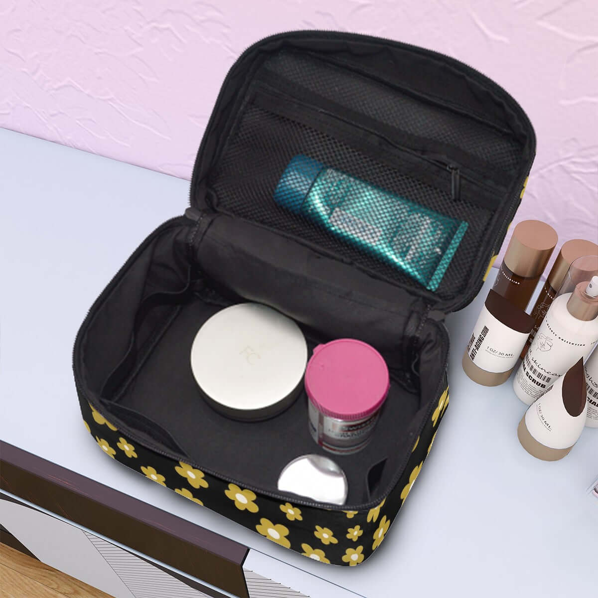 Interior view of Portable Travel Makeup Bag with beauty products, Clutch-Geldbörse für Damen, large capacity, floral design.