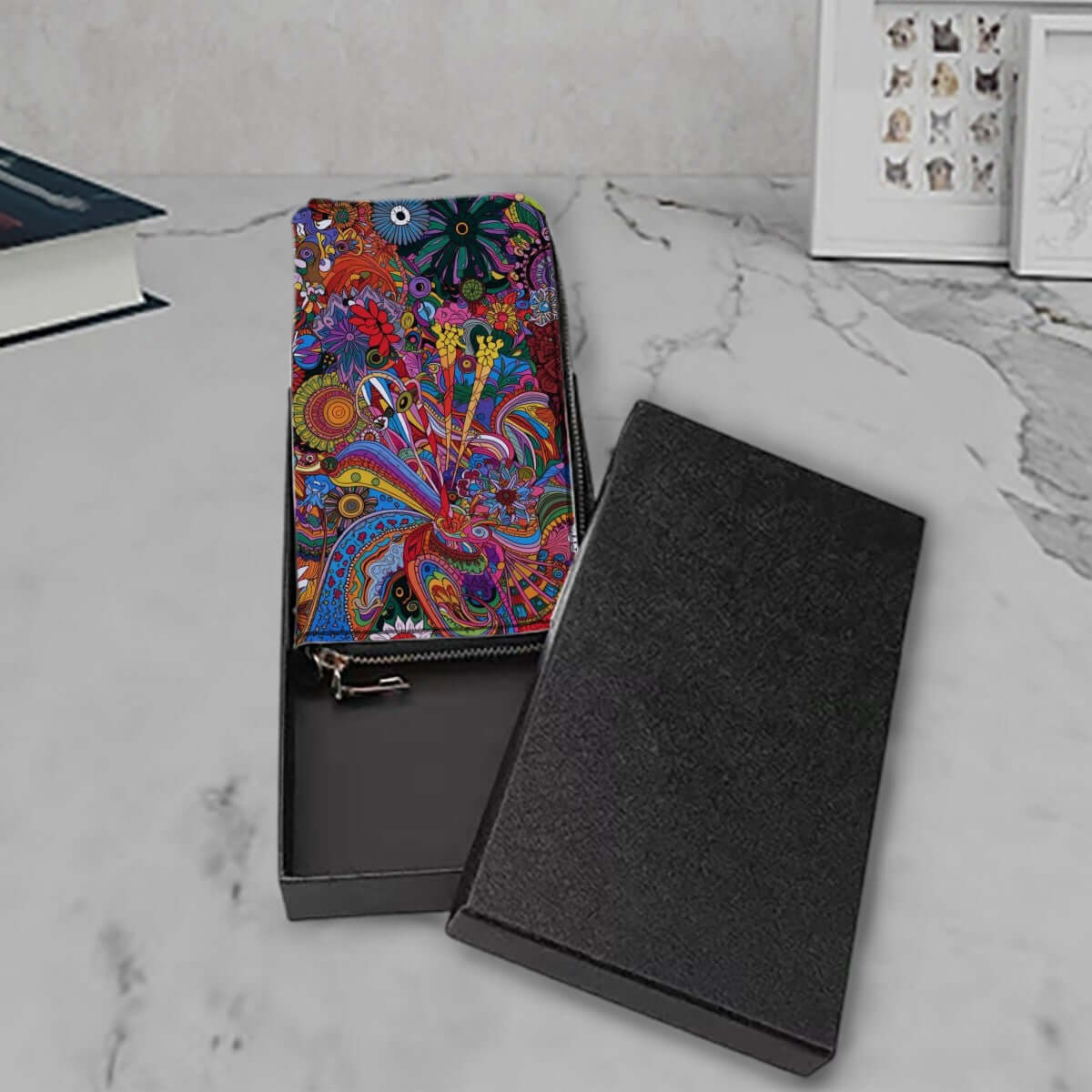 Bunte Clutch-Geldbörse für Damen aus PU mit UV-Druck, präsentiert auf einer Marmortischplatte.