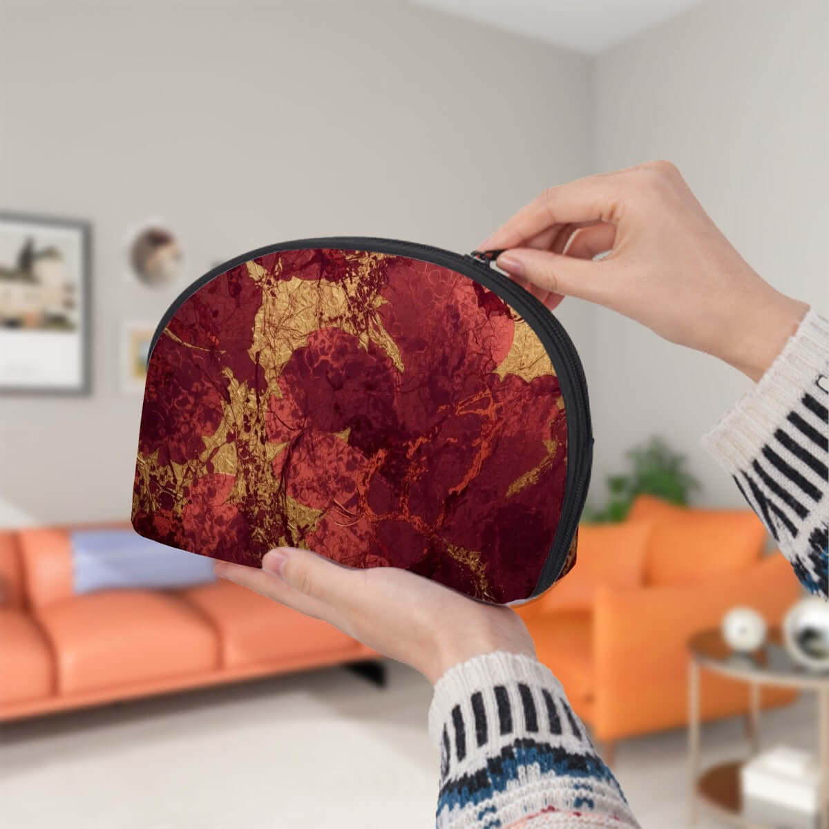 Person hält Aufbewahrungsbeutel-Set (2 Stück) in Hand, rotes Design, Polyester, breite Öffnung, ideal für unterschiedliche Aufbewahrungsbedürfnisse