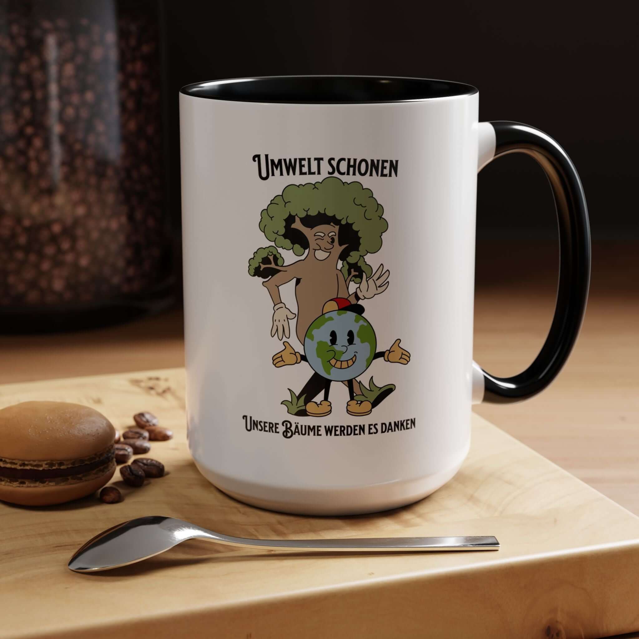 Kaffeetasse Umweltliebhaber Geschenk mit Comic-Erde auf Tisch, schwarzer Henkel und Innenraum, ideal für Gartenliebhaber.