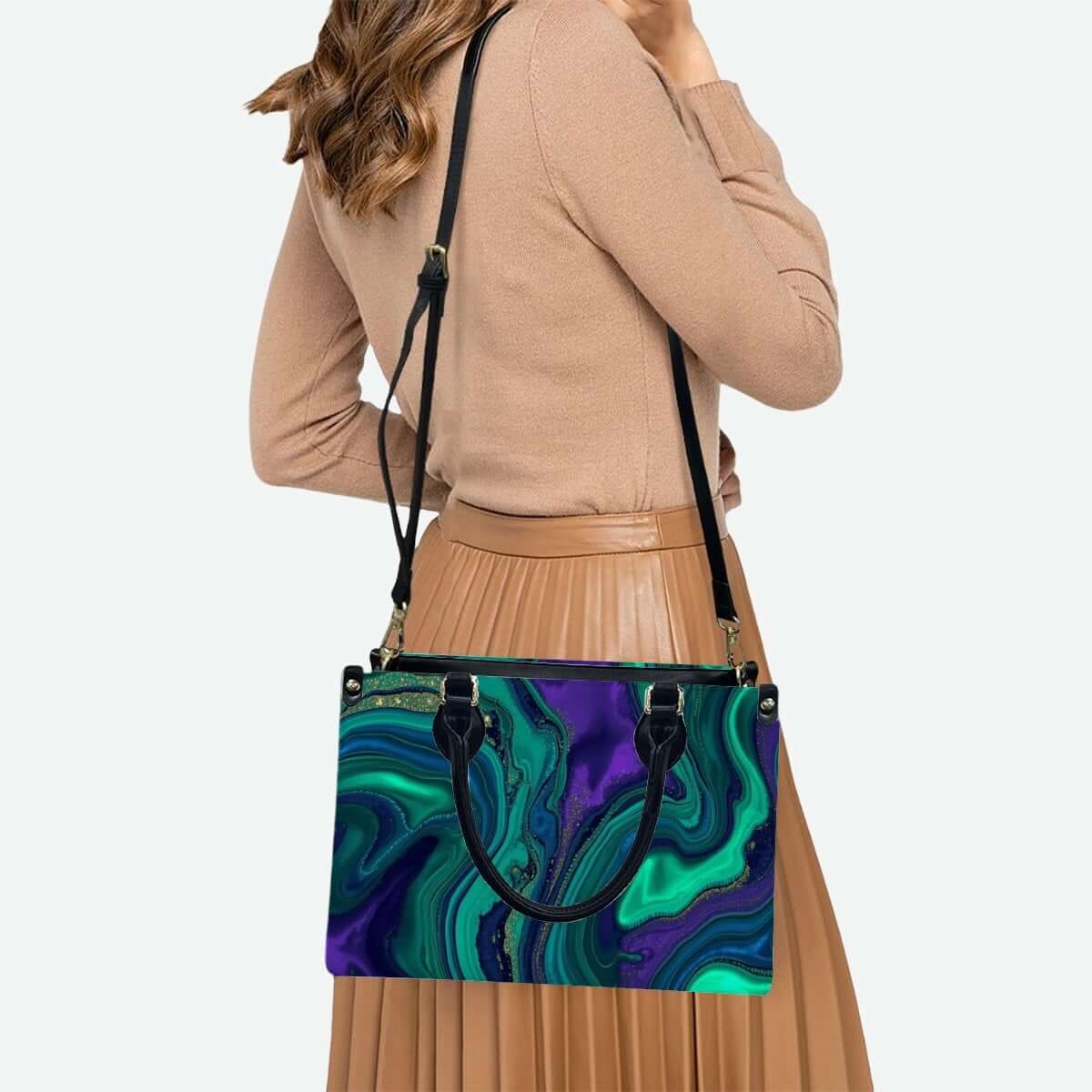 Frau mit PU-Tragetasche für Damen mit buntem Muster, ideal für stilvolles Tragen. Details für PU-Tragetasche für Damen ansehen.