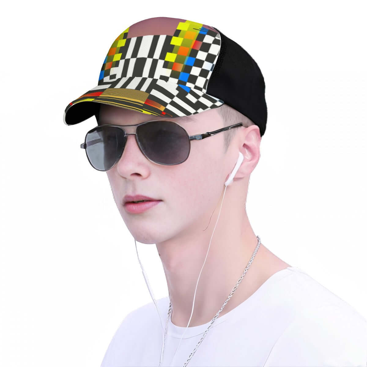 Baseballkappe mit Mesh-Einsatz aus Polyester-Twill mit buntem Druck, trägt Sonnenbrille, ideal für Komfort und Stil.