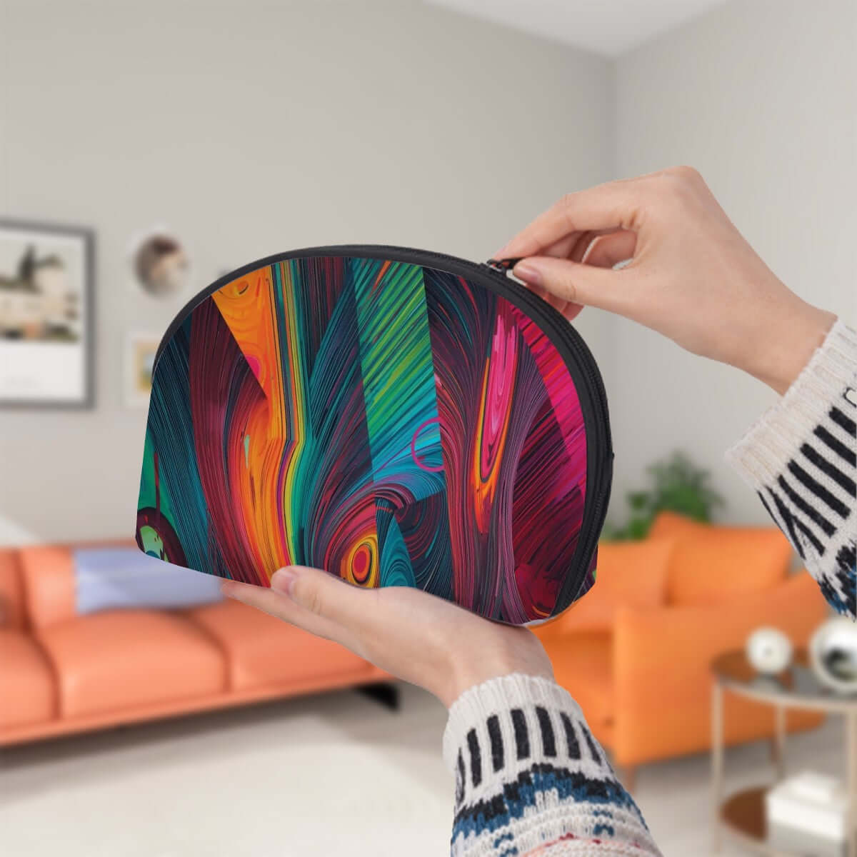 Person holding large Storage Bags Set of 2 made of polyester with colorful design; ideal for PU-Tragetasche für Damen.