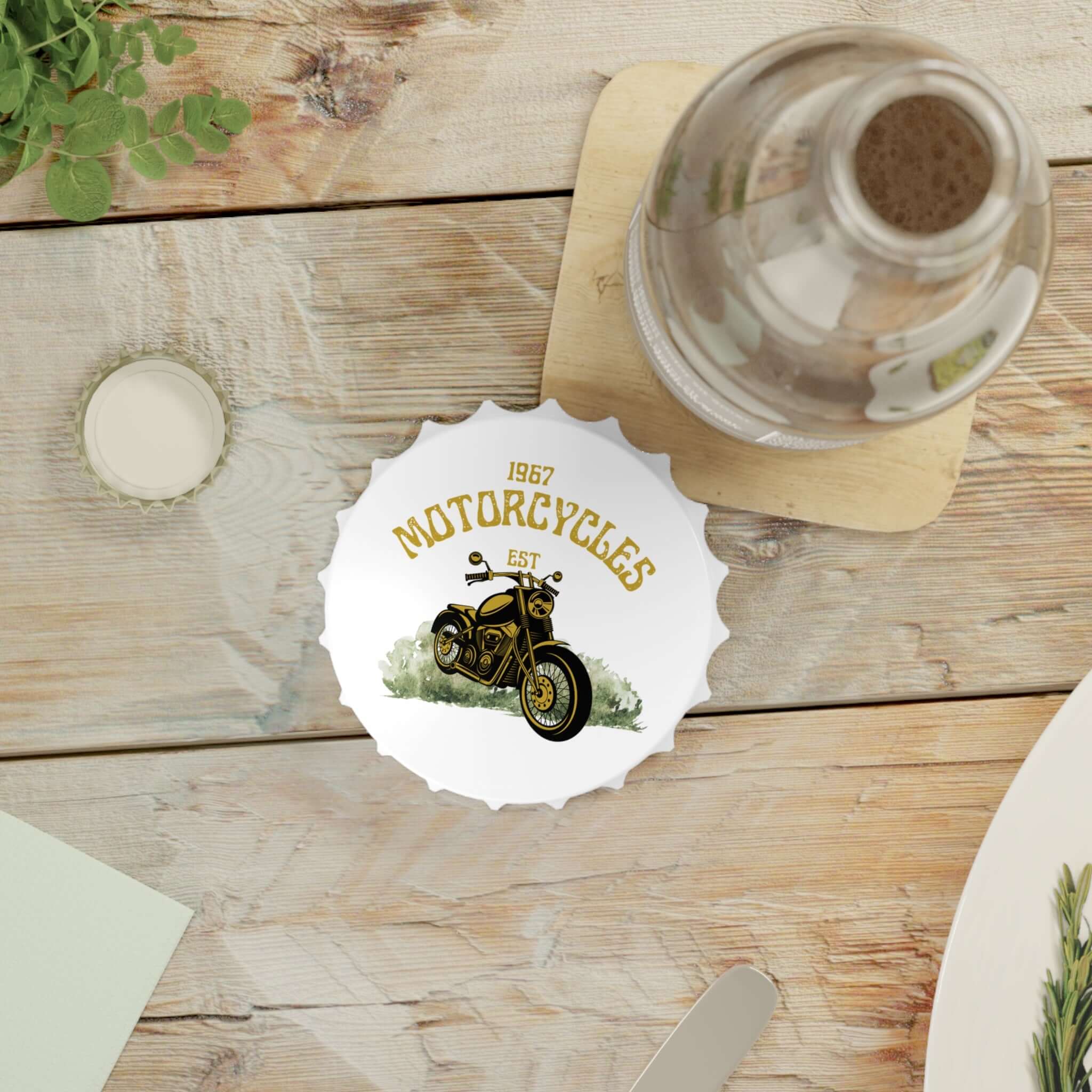 Motorrad-Flaschenöffner mit ein Design Ein Flaschenöffner, der nicht nur praktisch ist, sondern auch den Spirit der 60er-Jahre einfängt. Mit seinem Motorrad-Design im Vintage-Stil von 1967 wird er zum kultigen Accessoire für Sammler und