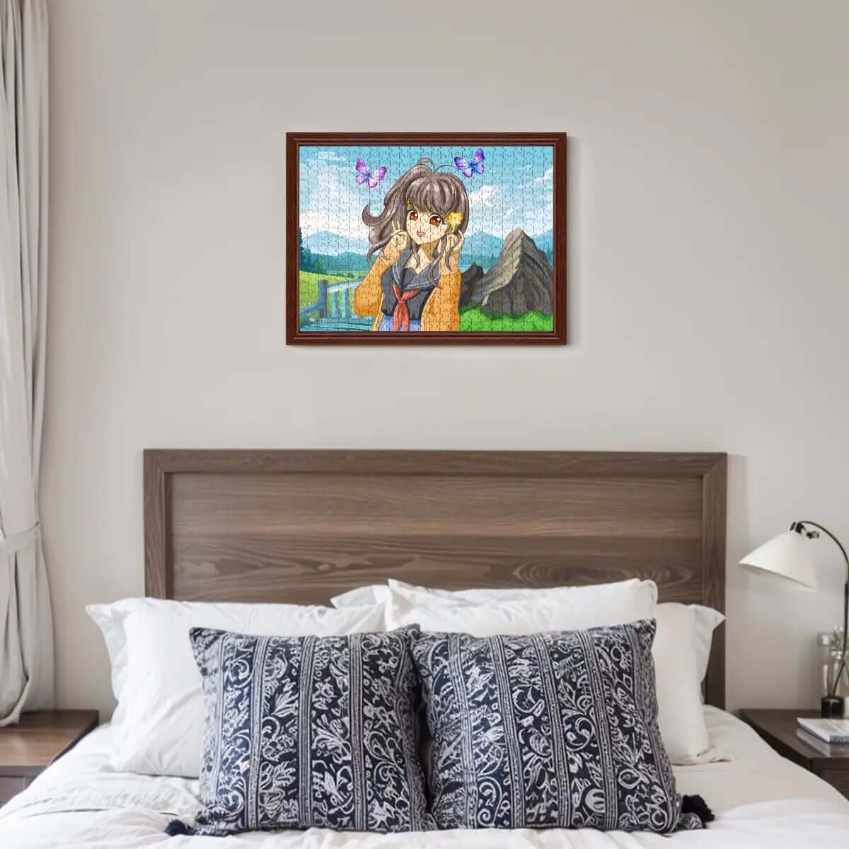 500-teiliges Holzpuzzle (horizontal) in einem Schlafzimmer, aufgehängt über einem Bett, mit animiertem Charaktermotiv im UV-Druck. Baseballkappe mit Mesh-Einsatz.