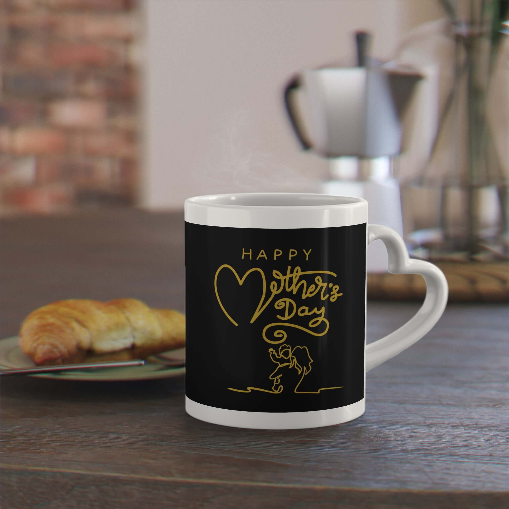 Muttertags Becher mit Herzgriff auf Tisch mit Frühstück, Details für Muttertags Becher mit Herzgriff ansehen