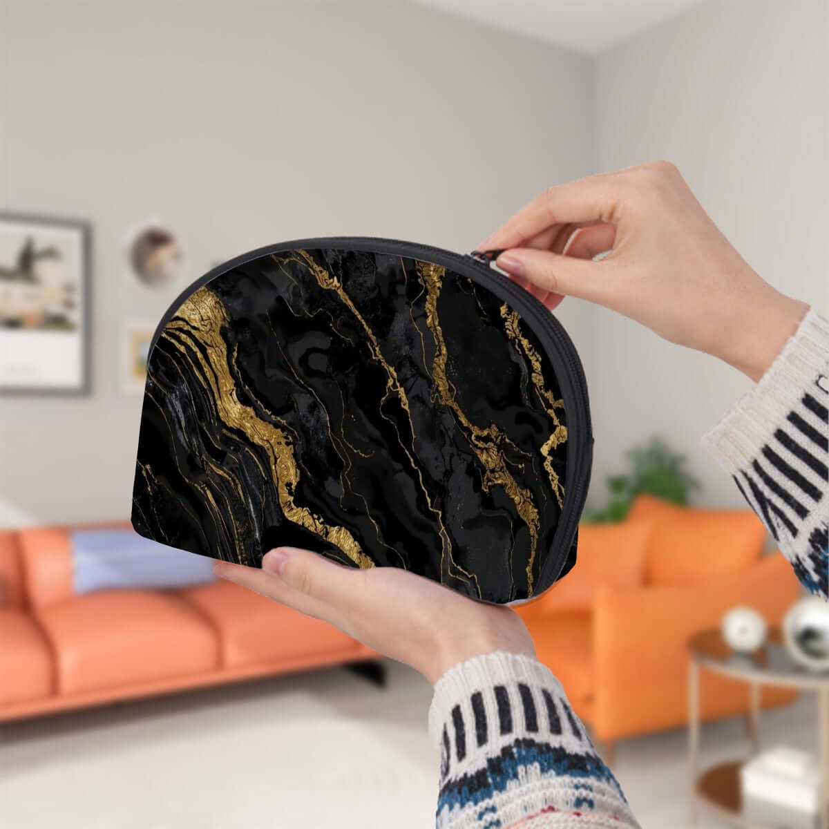 Aufbewahrungsbeutel-Set (2 Stück) in eleganter Wohnumgebung, große schwarze Tasche mit goldenen Akzenten, Reißverschluss geöffnet