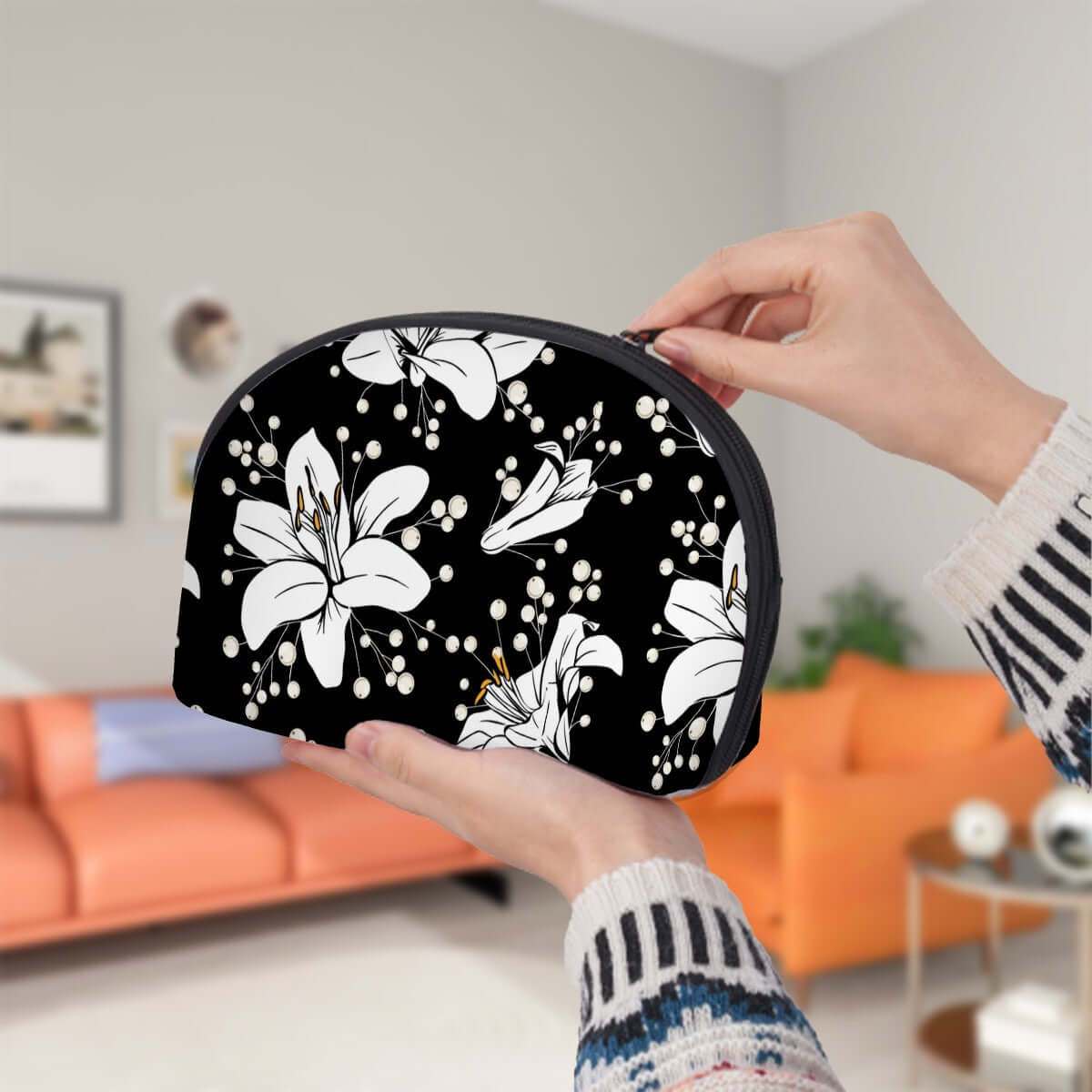 Aufbewahrungsbeutel-Set mit schwarzem Blumenmuster in einem Wohnzimmer