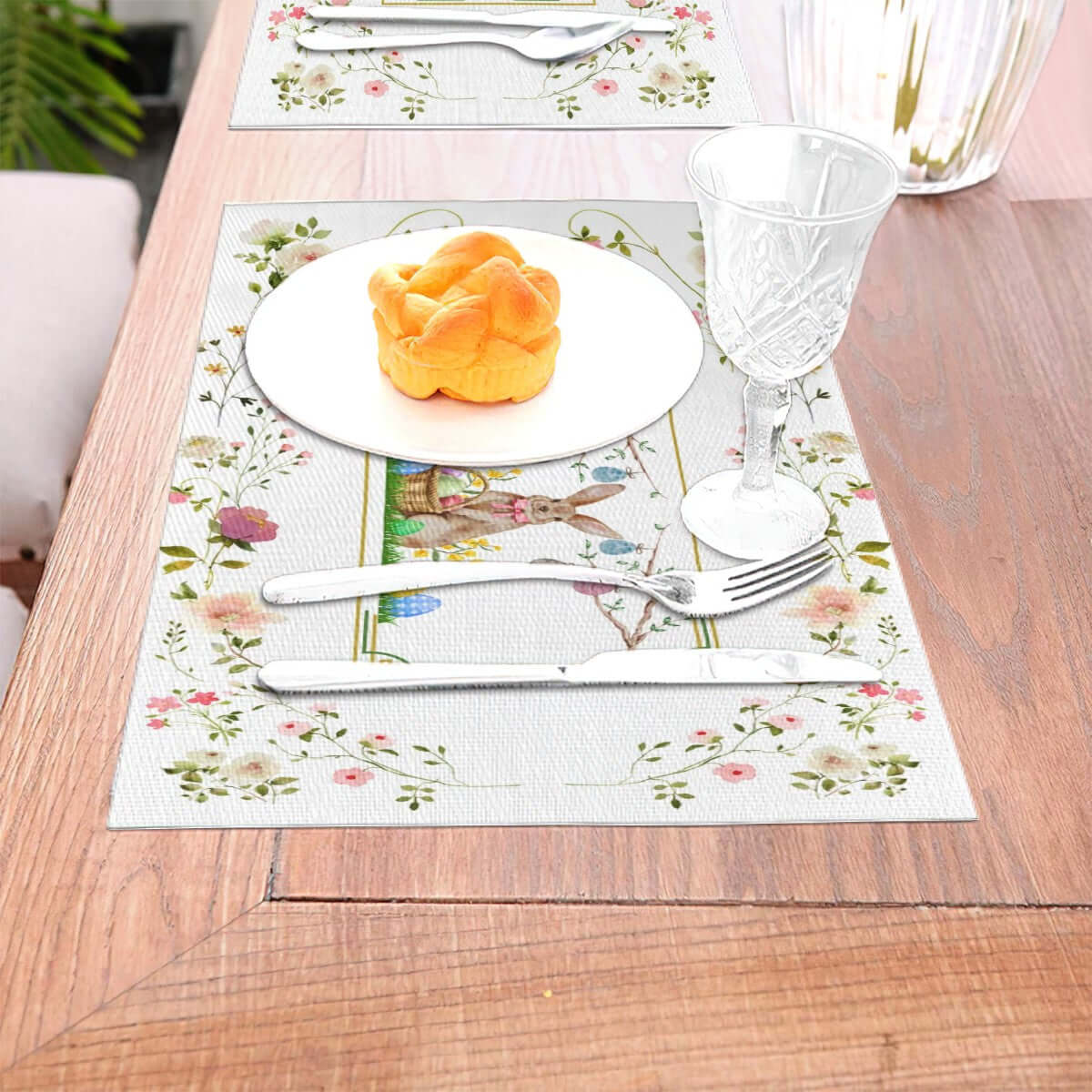 Tischset aus gewebtem PVC mit floralem Design, 18x12 Zoll, hitzebeständig und rutschfest, ideal zum Schutz von Oberflächen bis 80°C.