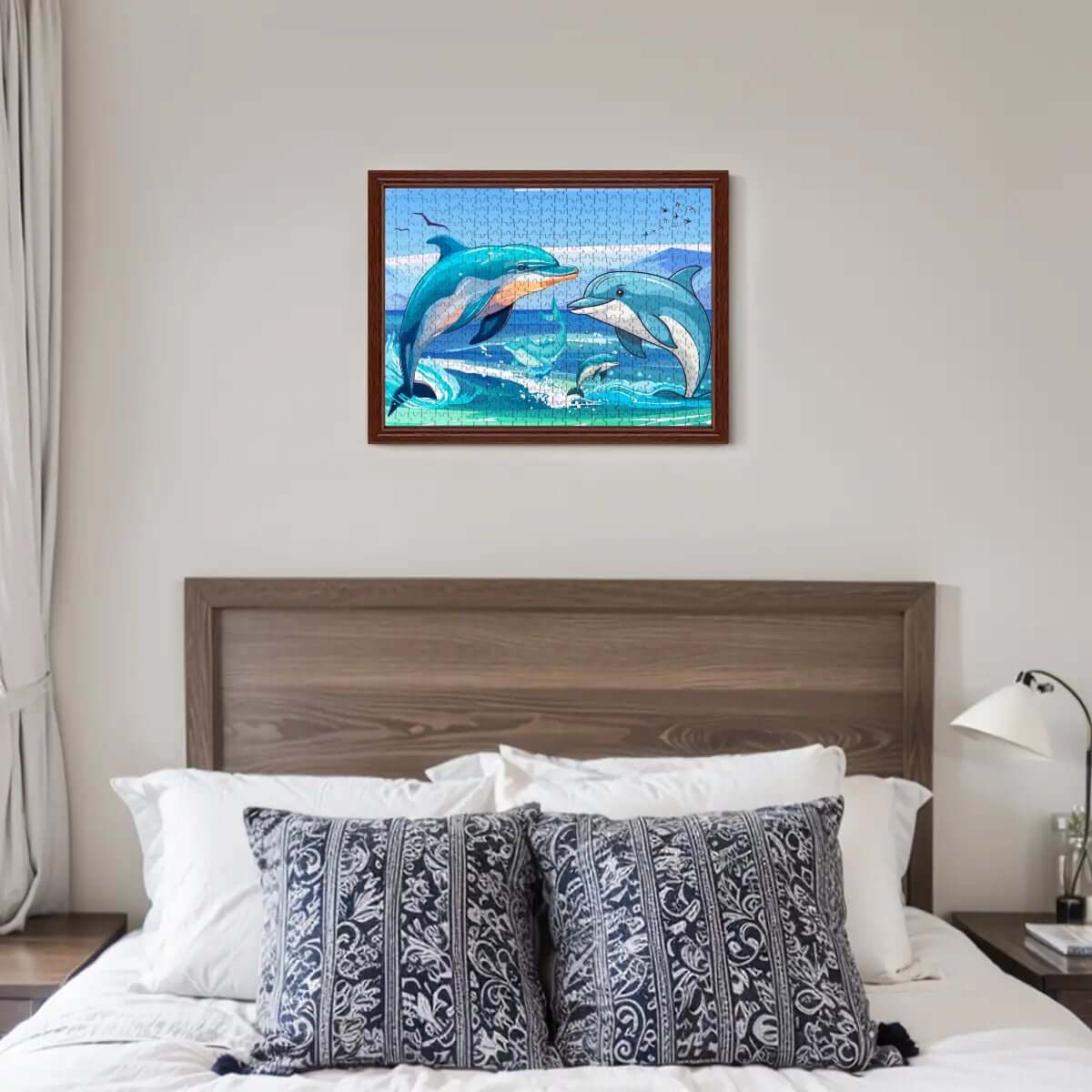 500-teiliges Holzpuzzle (horizontal) mit Delfinen, eingerahmt über einem Bett.