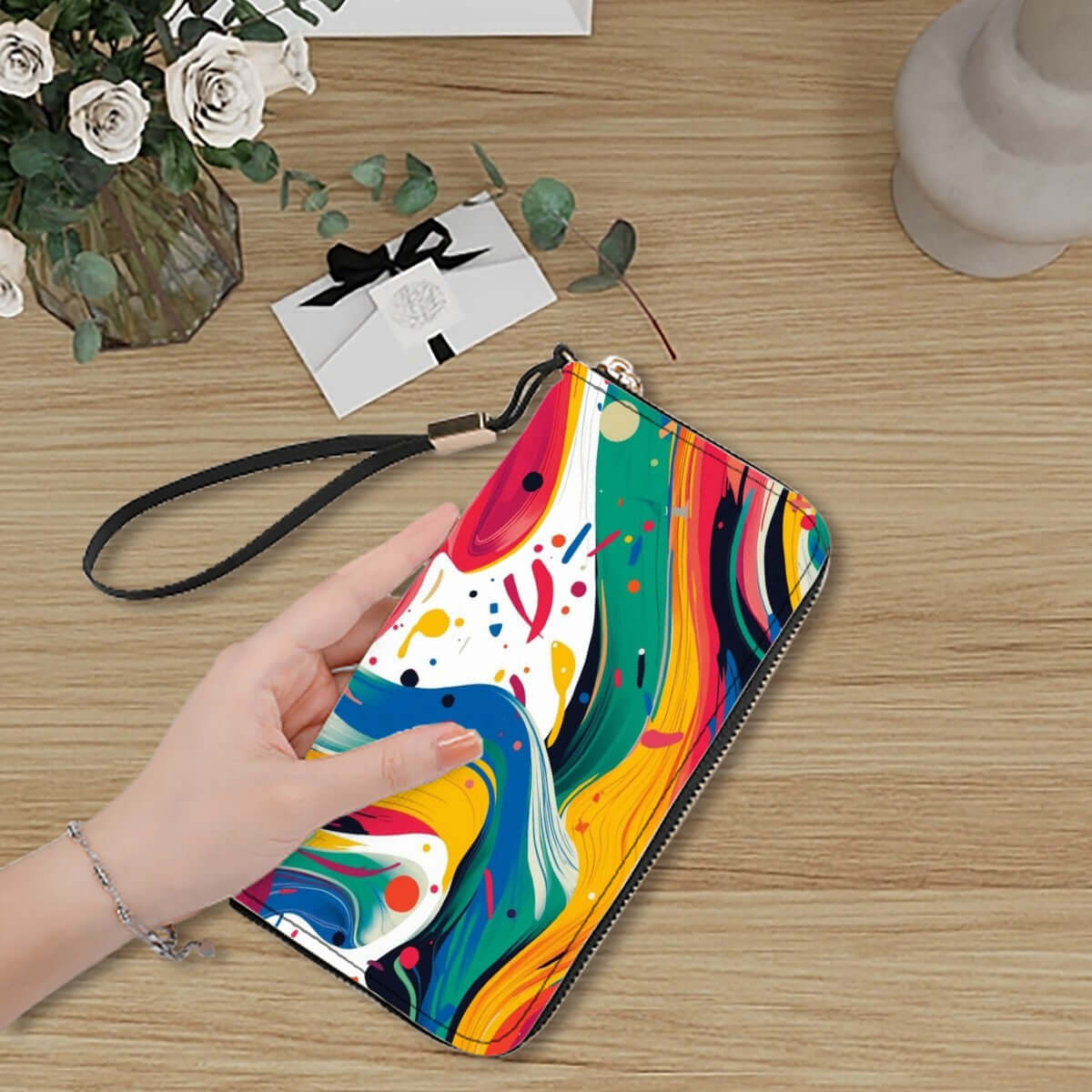 Farbige Clutch-Geldbörse für Damen aus PU-Material auf Tisch mit Blumenvase, großem Stauraum, eignet sich auch als Aufbewahrungsbeutel-Set.