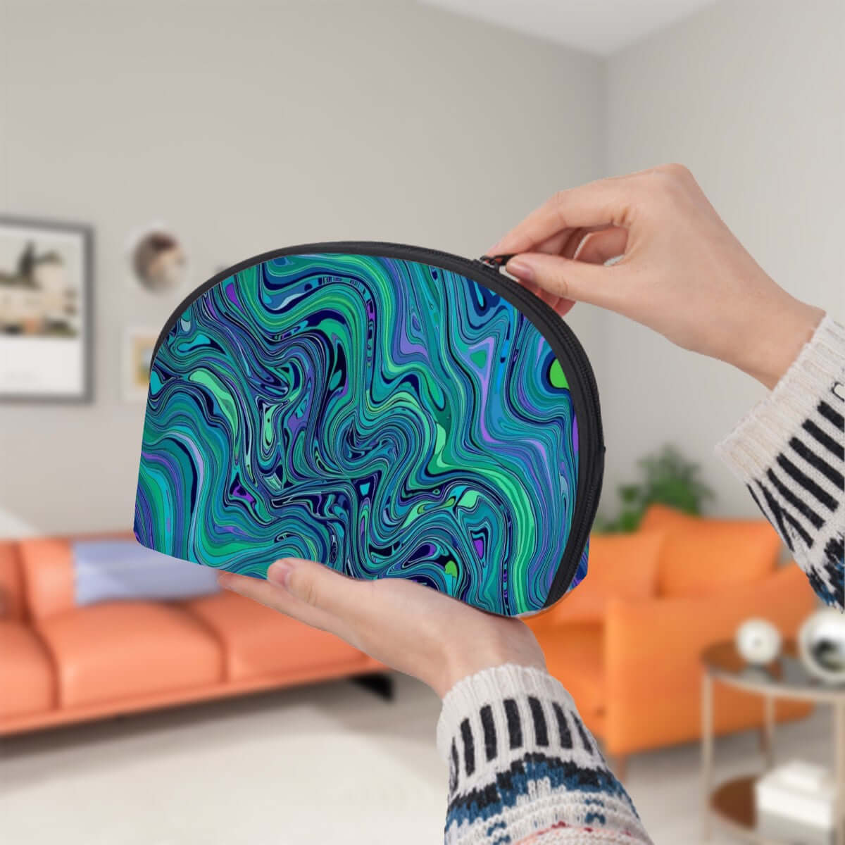 Farbiger Aufbewahrungsbeutel aus Polyester in einem modernen Wohnzimmer, Teil des Aufbewahrungsbeutel-Sets. Reißverschluss weit geöffnet.