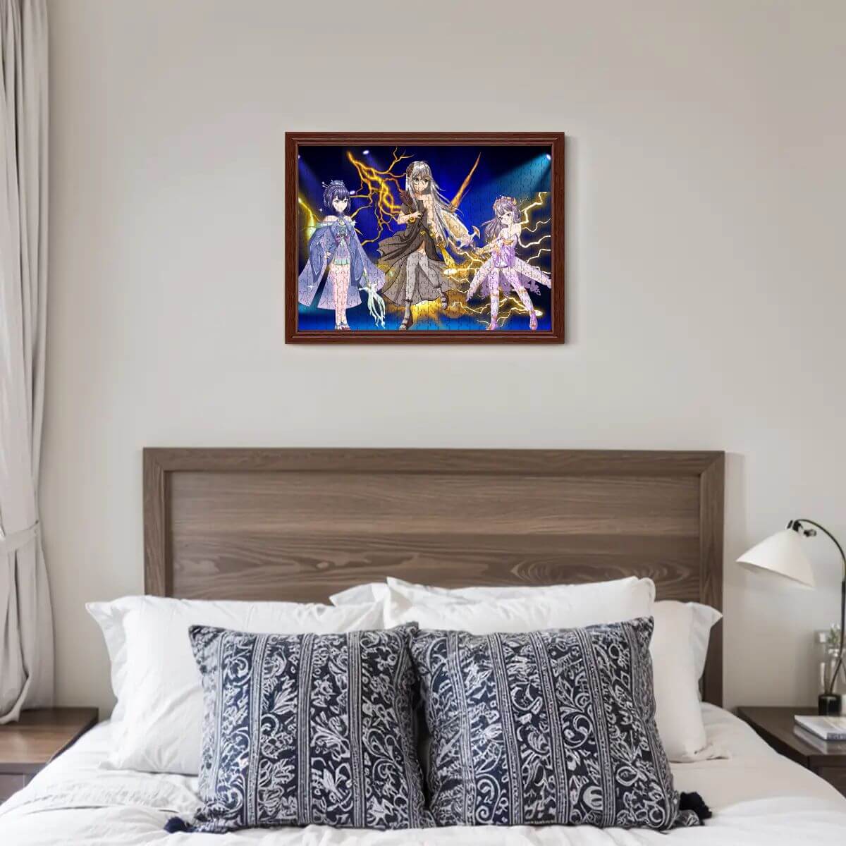 Drei fantasievolle Charaktere in einem Rahmen über einem Bett mit dekorativen Kissen.