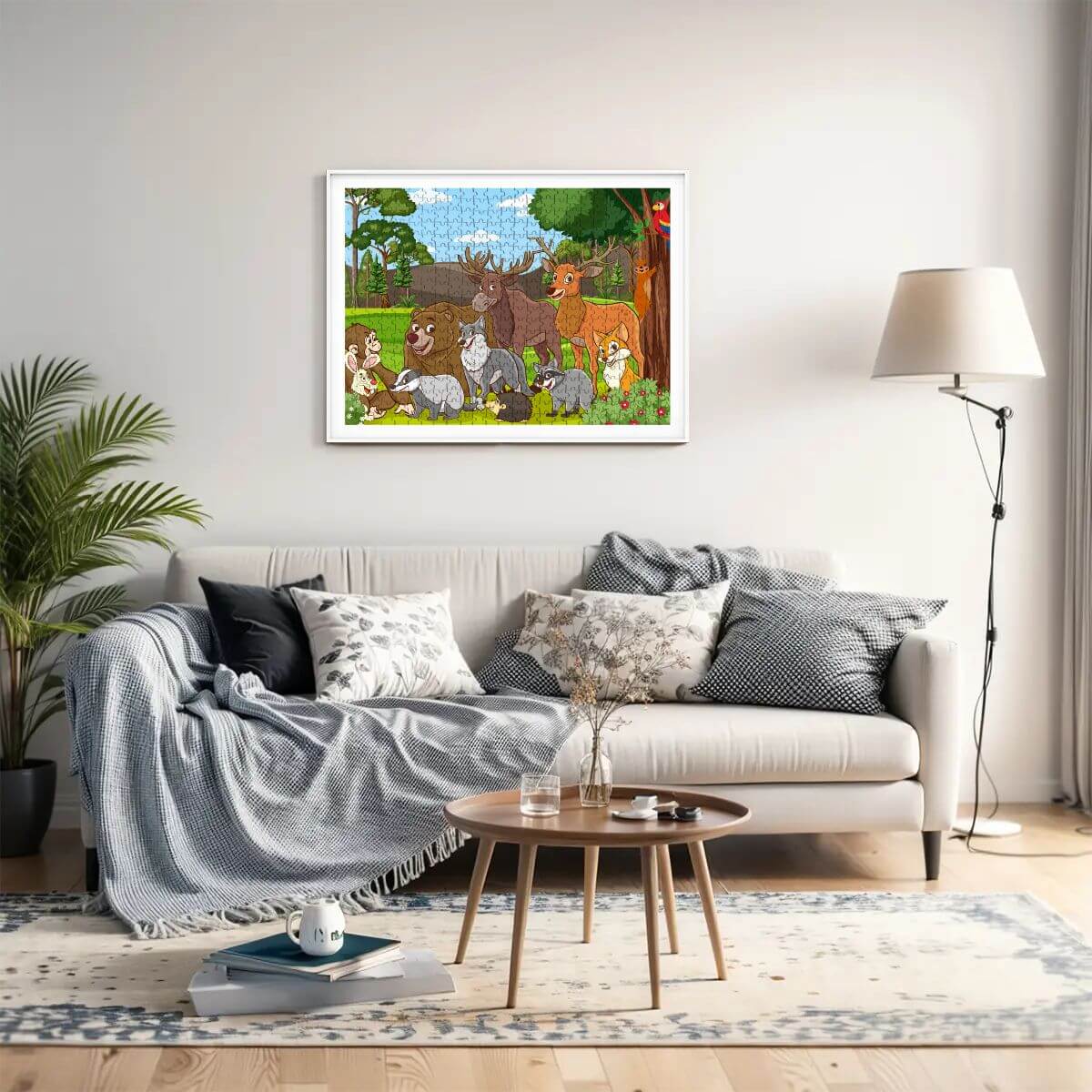 500-teiliges Holzpuzzle (horizontal) mit Tieren in einem Wohnzimmer, stilvoll eingerahmt an der Wand.