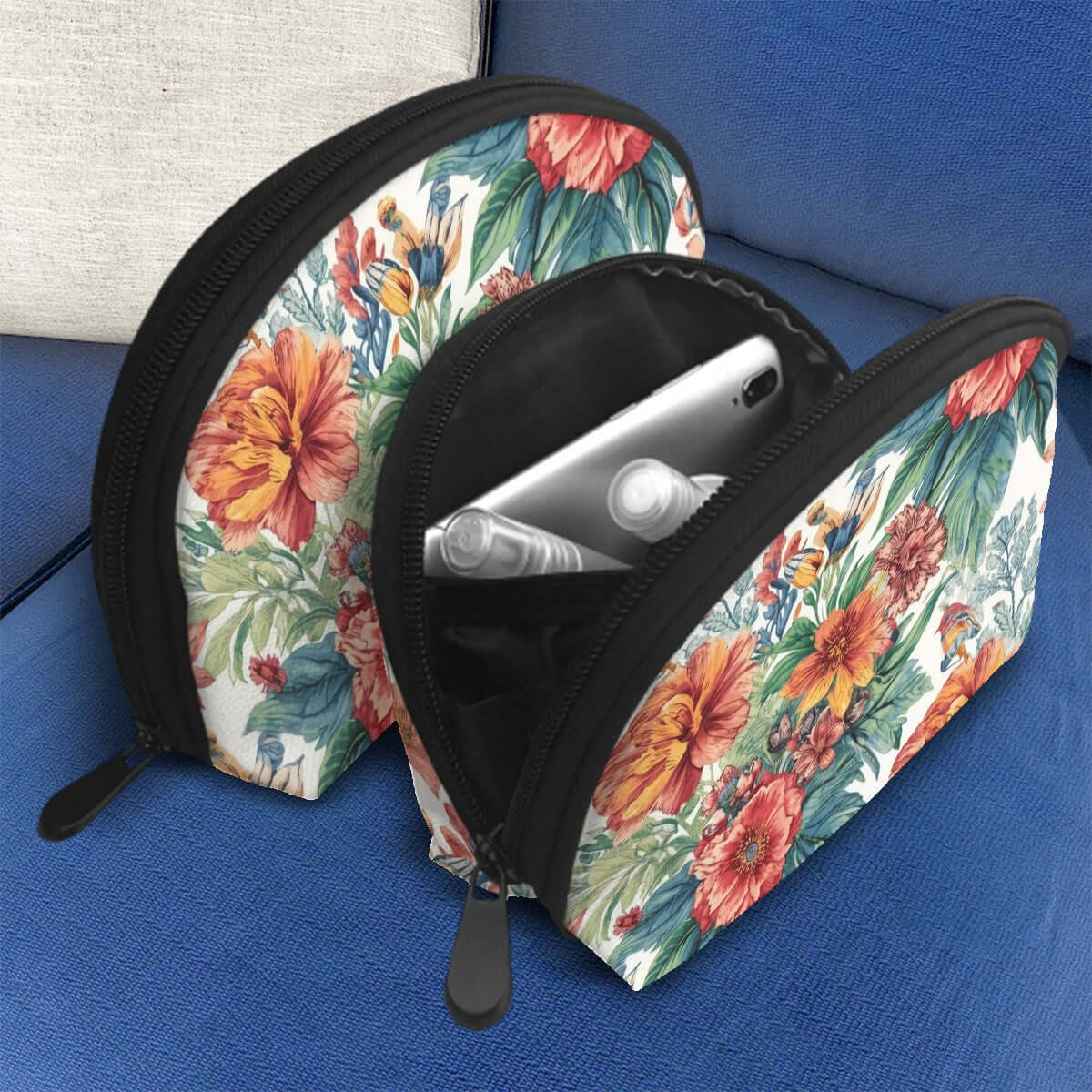 Aufbewahrungsbeutel-Set (2 Stück) aus Polyester mit floralem Design, geöffnet mit Reißverschluss auf Sofa, zeigt große und kleine Tasche.