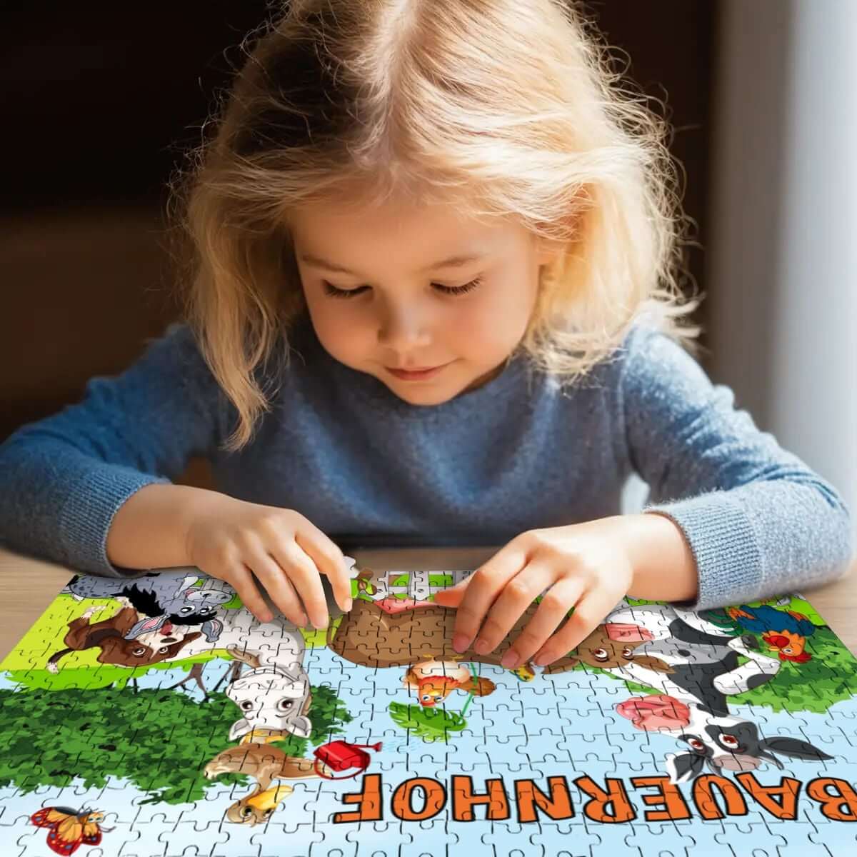 Mädchen puzzelt begeistert an einem 500-teiliges Holzpuzzle (horizontal) mit bunten Tiermotiven.