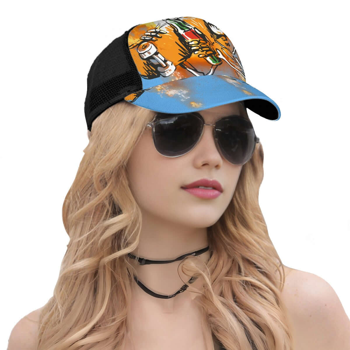 Modell trägt eine Baseballkappe mit Mesh-Einsatz und Sonnenbrille.